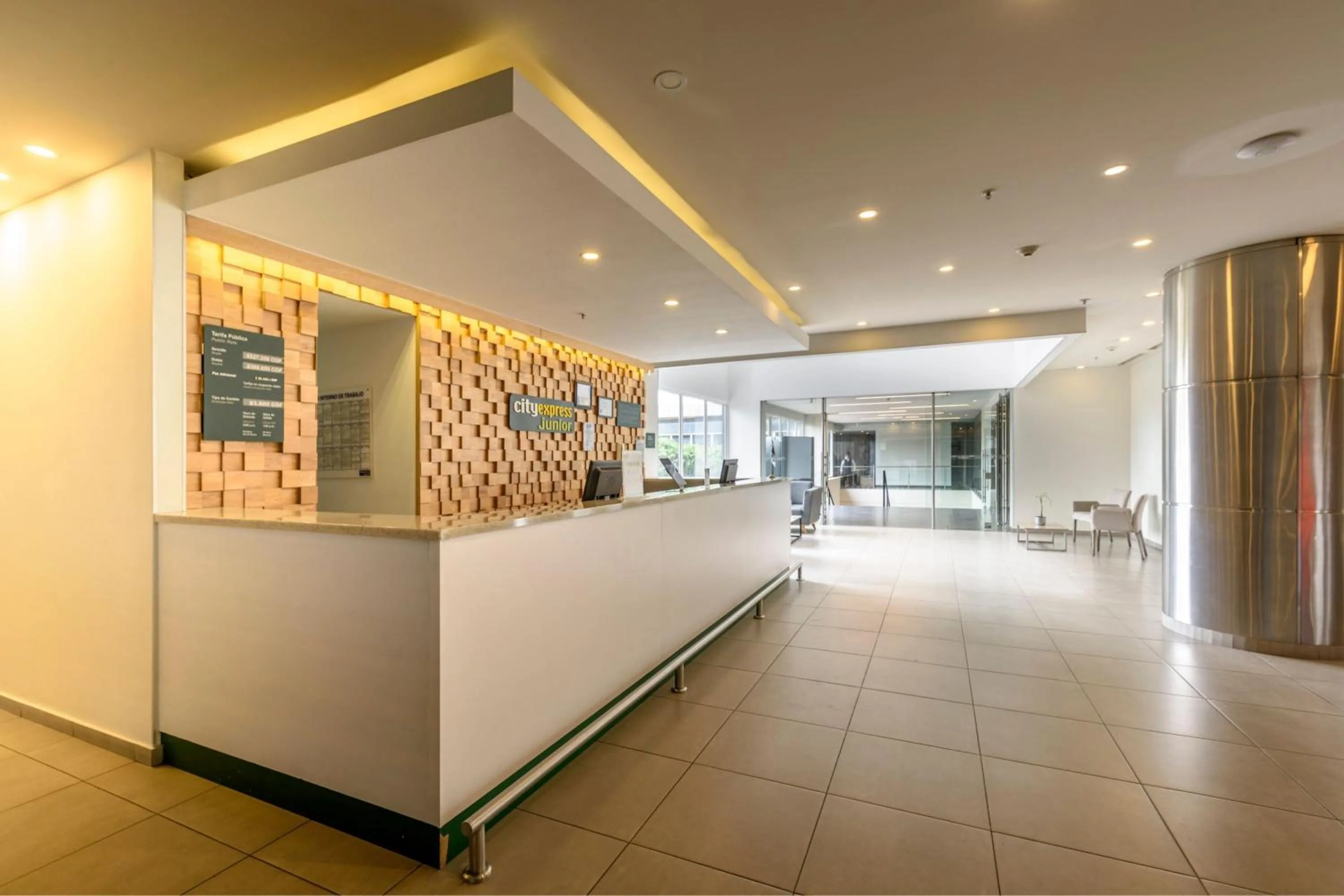 Lobby or reception in City Express Junior by Marriott Bogota Aeropuerto