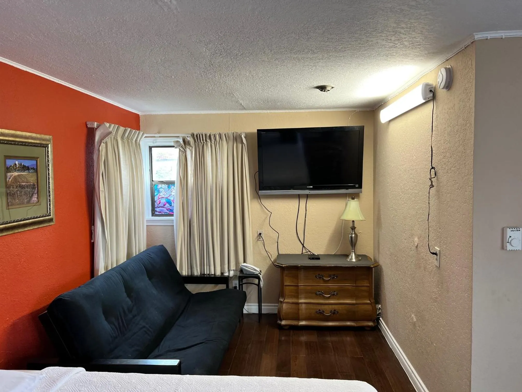 Seating area, Bed in Great House Motel