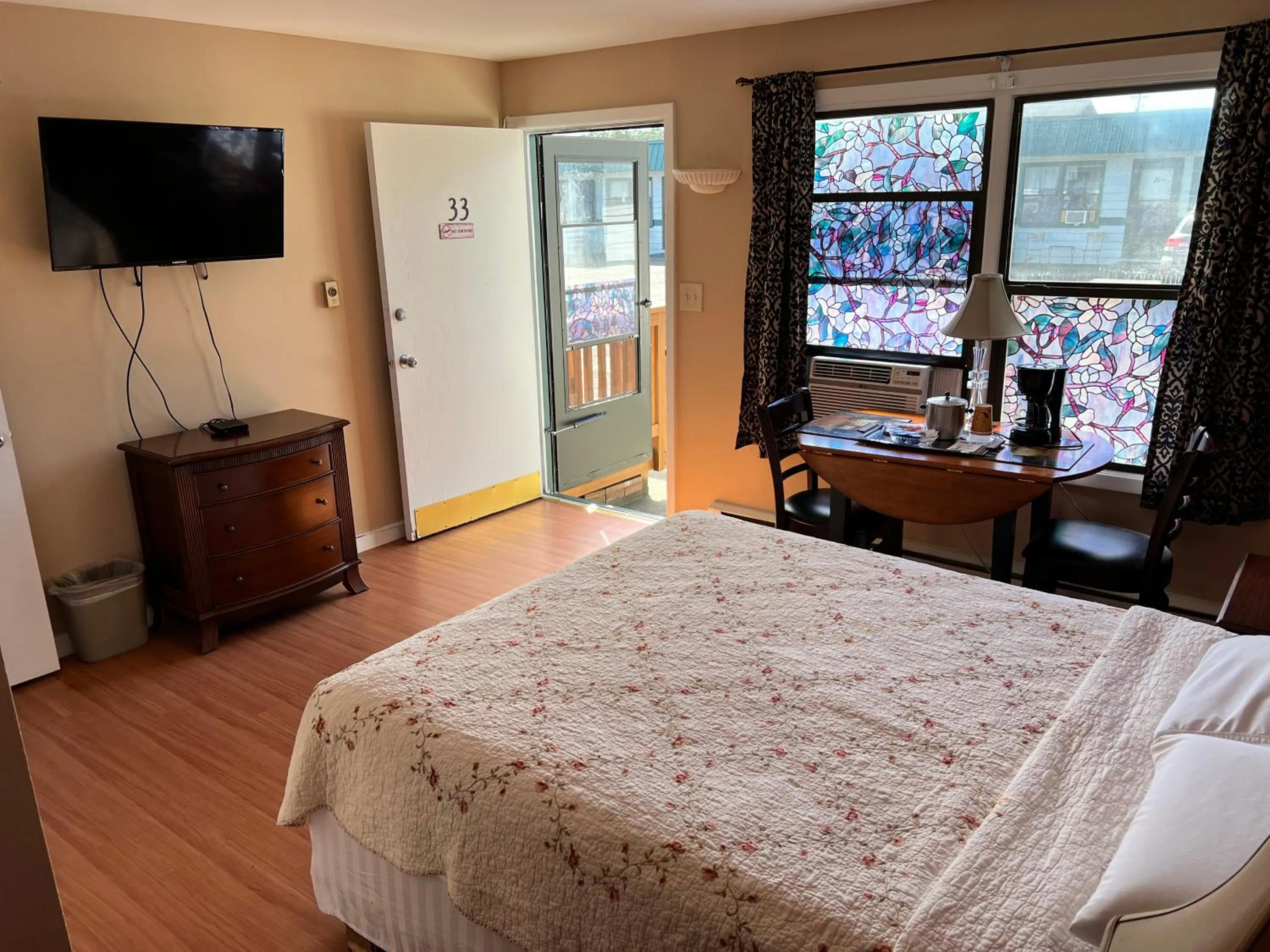 Communal lounge/ TV room, Bed in Great House Motel