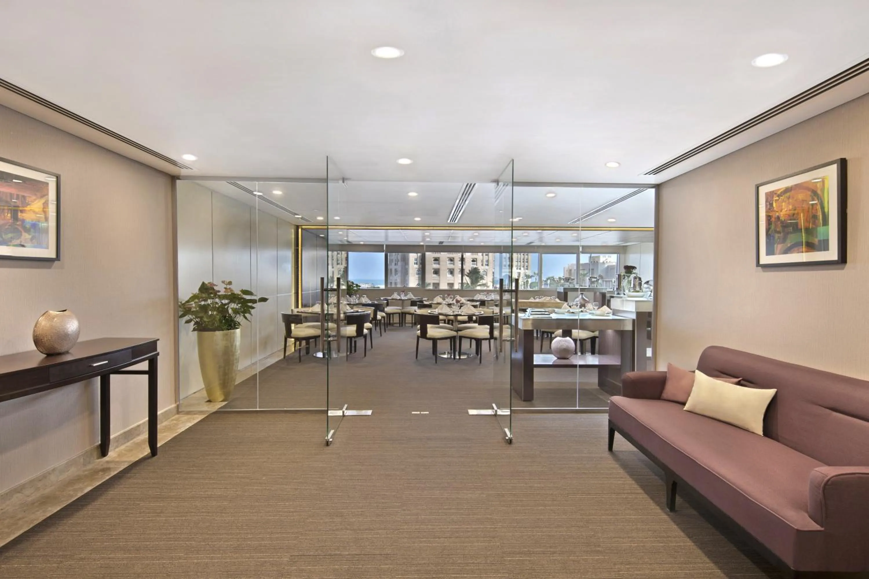 Restaurant/places to eat in The Curve Hotel