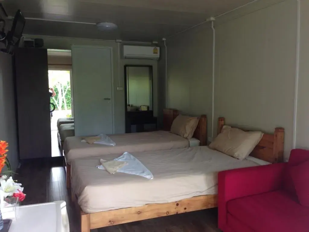 Photo of the whole room, Bed in Check In and Chill Out Photo of the whole room, Bed in Check In and Chill Out