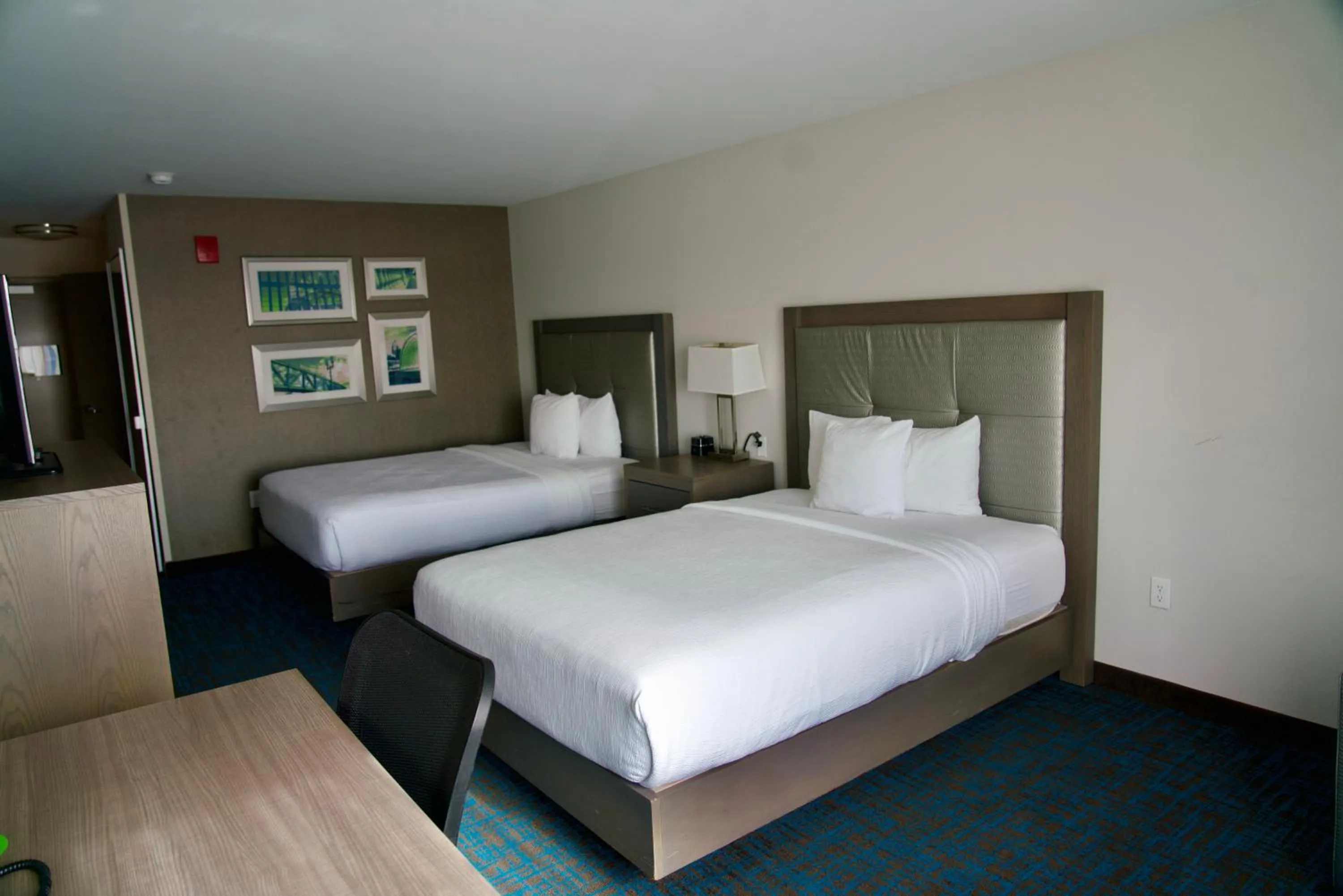 Bed in La Quinta by Wyndham St. Paul-Woodbury