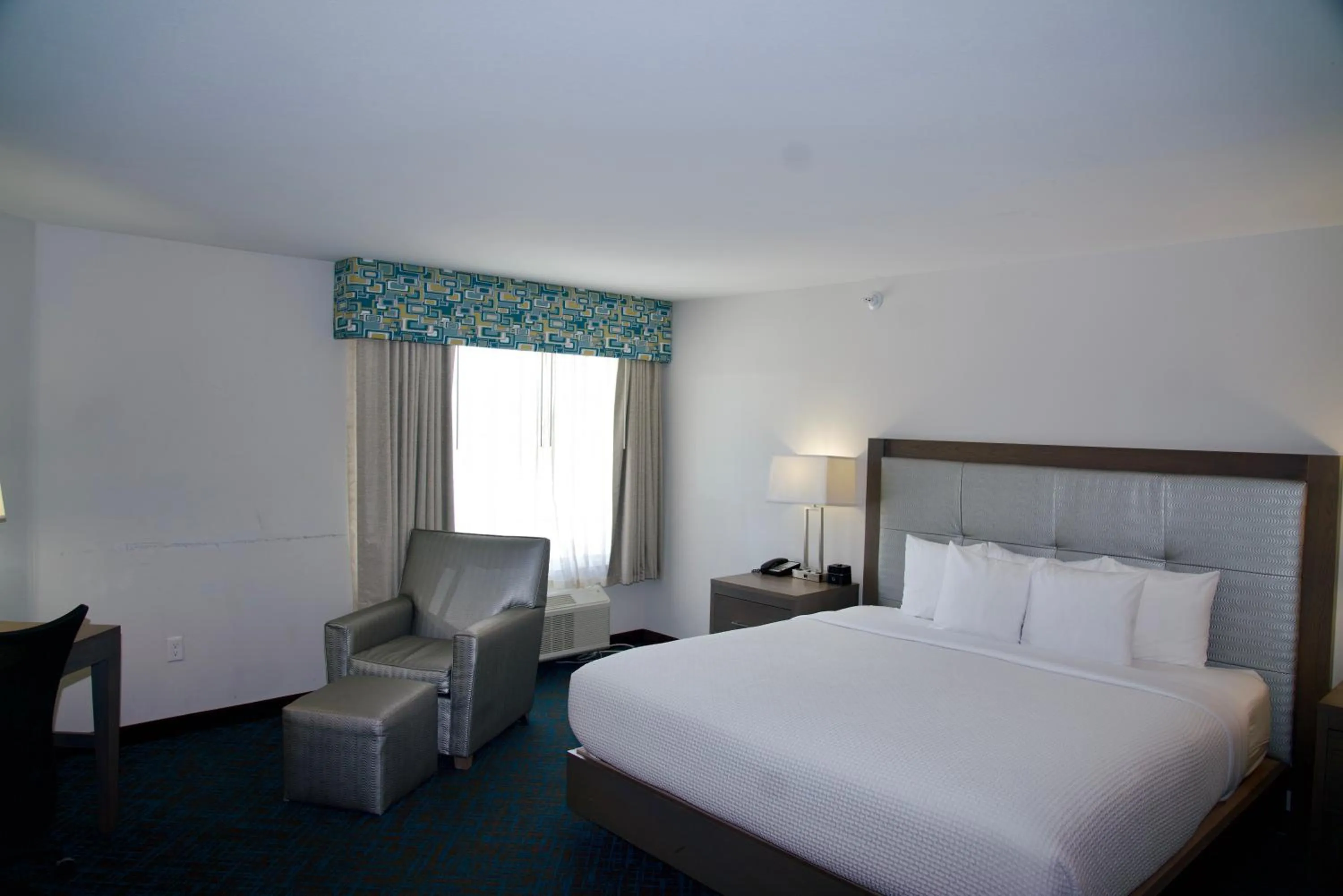 Bed in La Quinta by Wyndham St. Paul-Woodbury