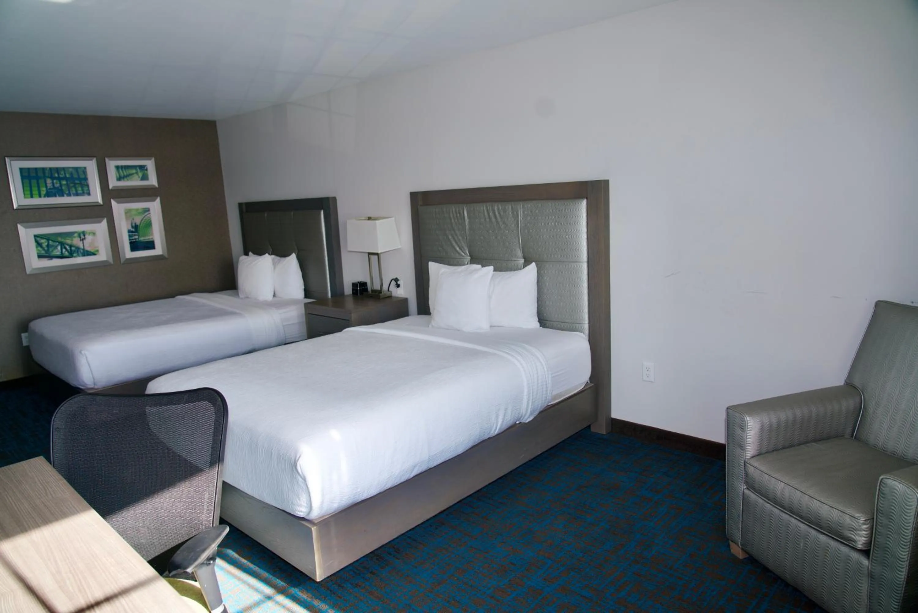 Bed in La Quinta by Wyndham St. Paul-Woodbury