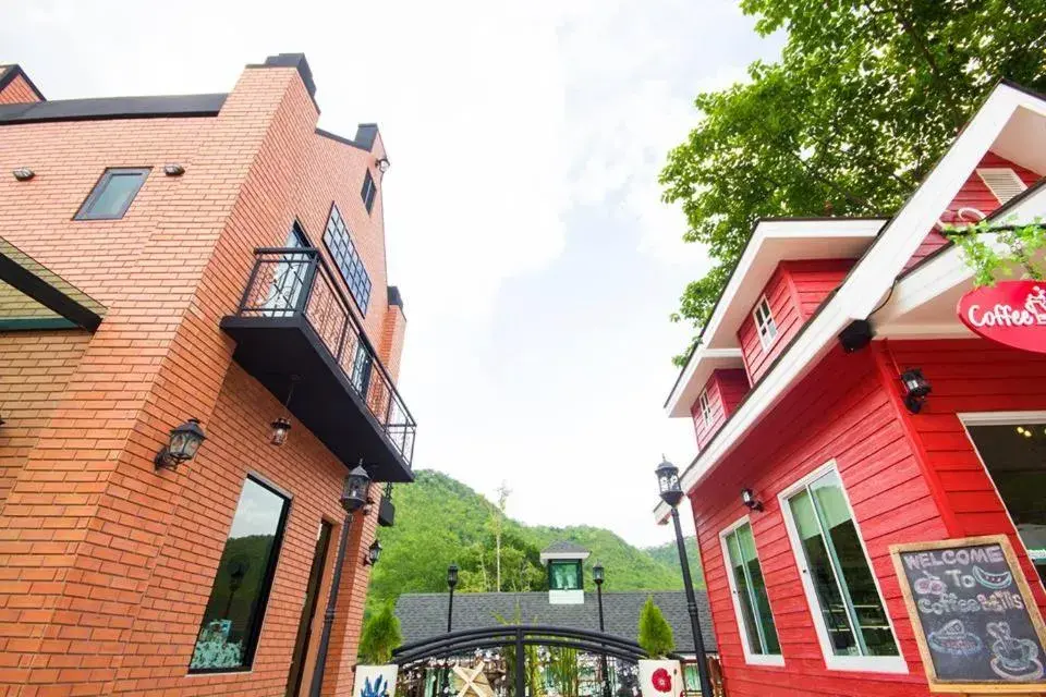 Property building in Stamp Hills Resort Property building in Stamp Hills Resort