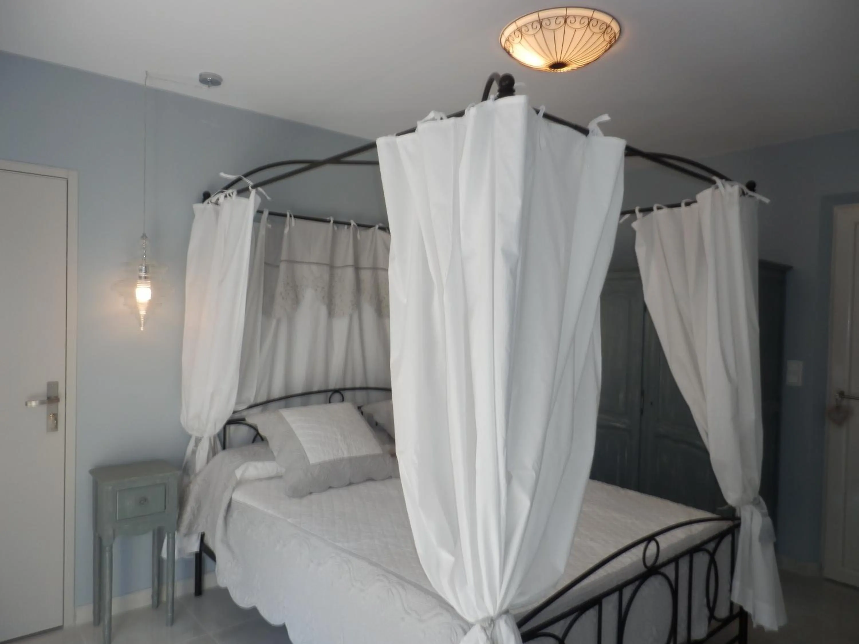 Bedroom, Bed in Mas les vieux chênes