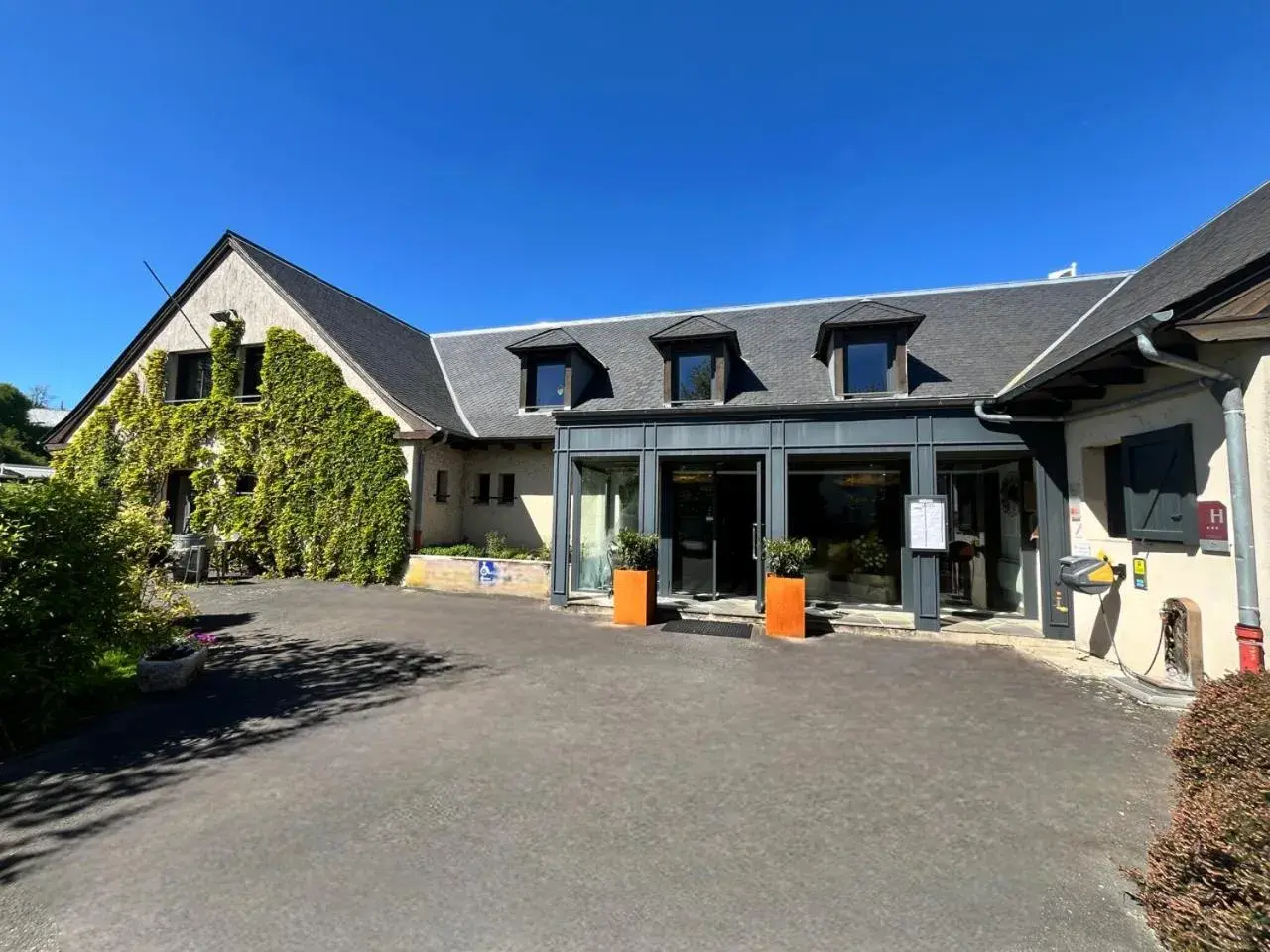Property building in Logis Auberge du Barrez Property building in Logis Auberge du Barrez