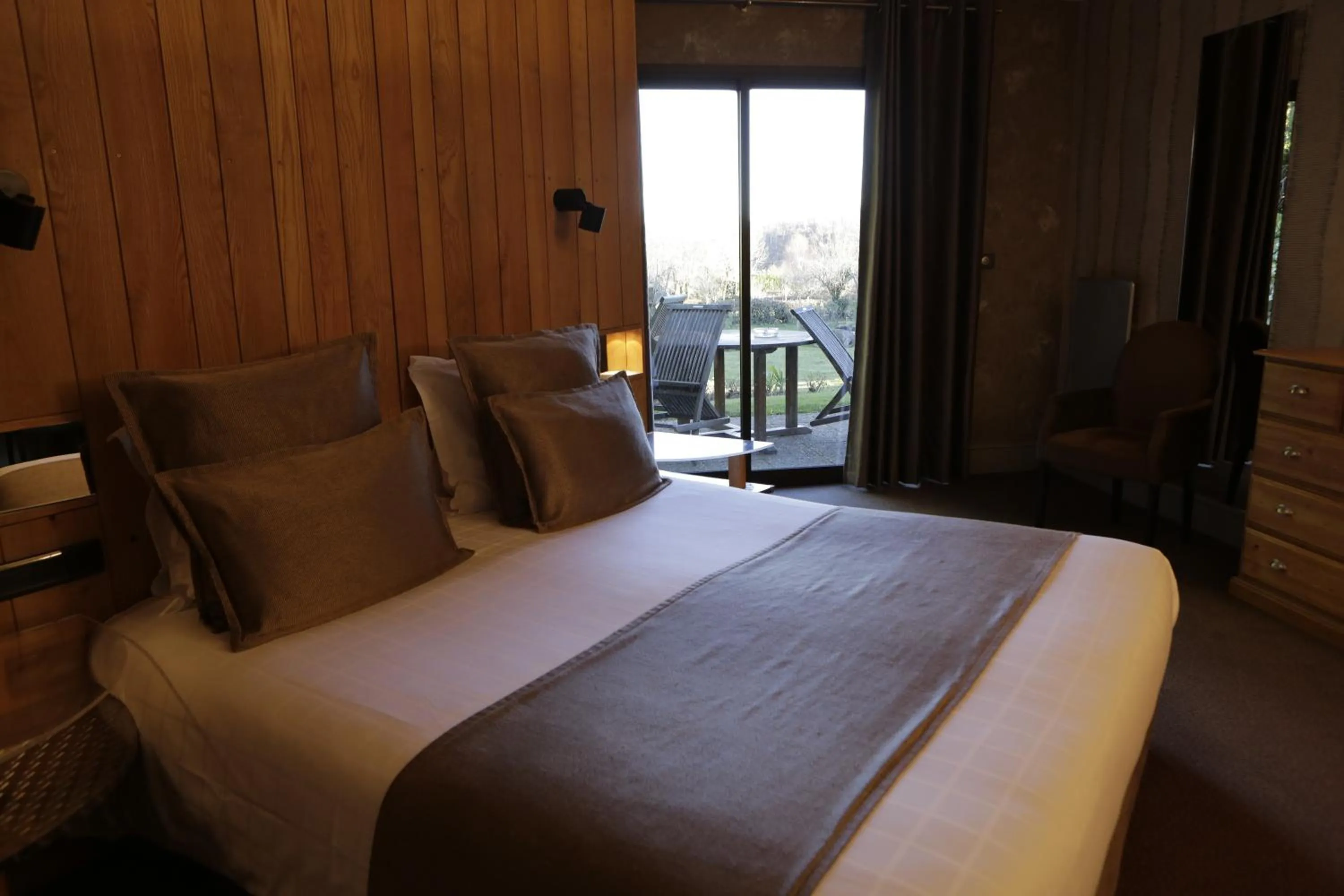 Bed in Logis Auberge du Barrez