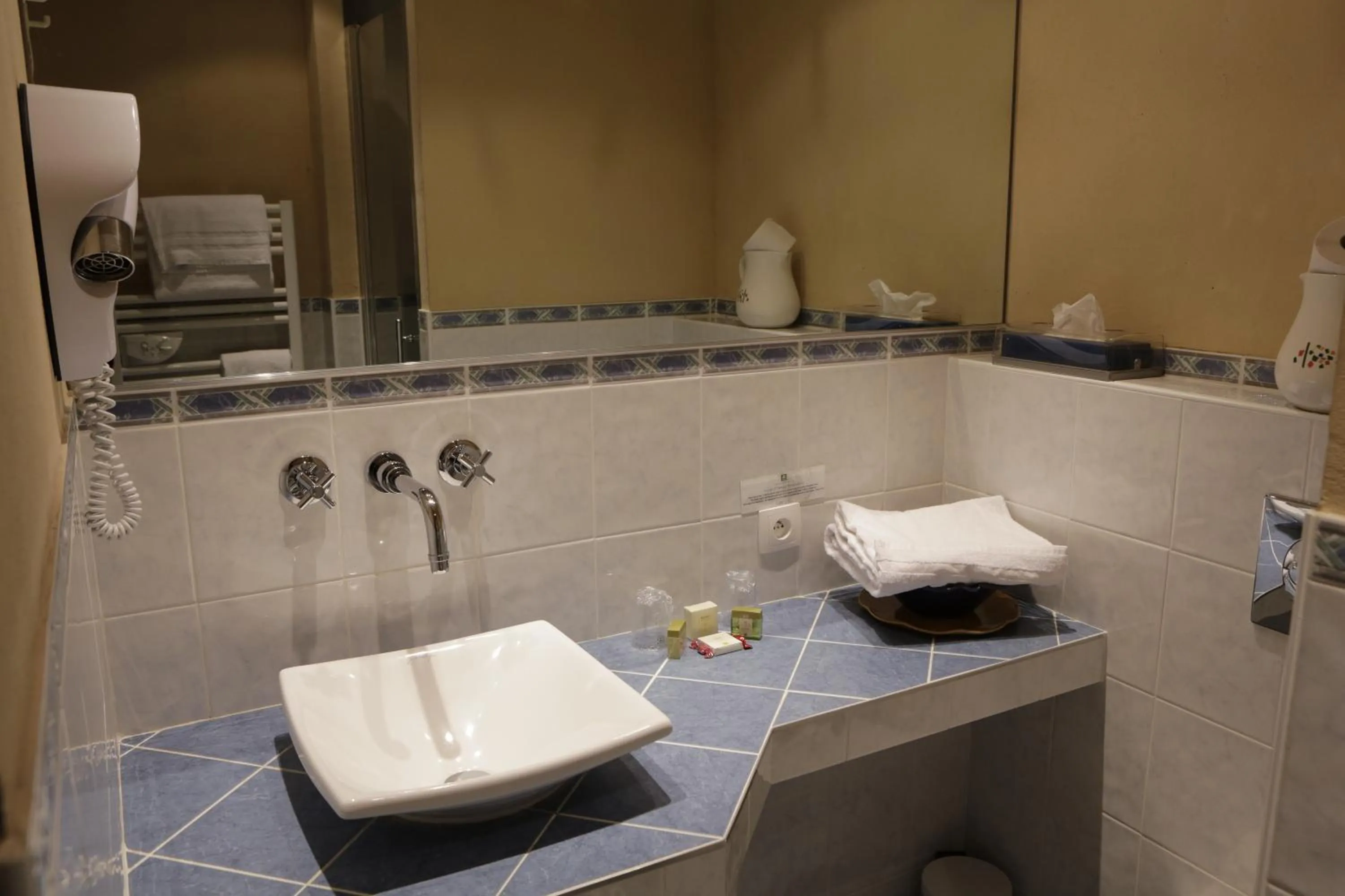 Bathroom in Logis Auberge du Barrez