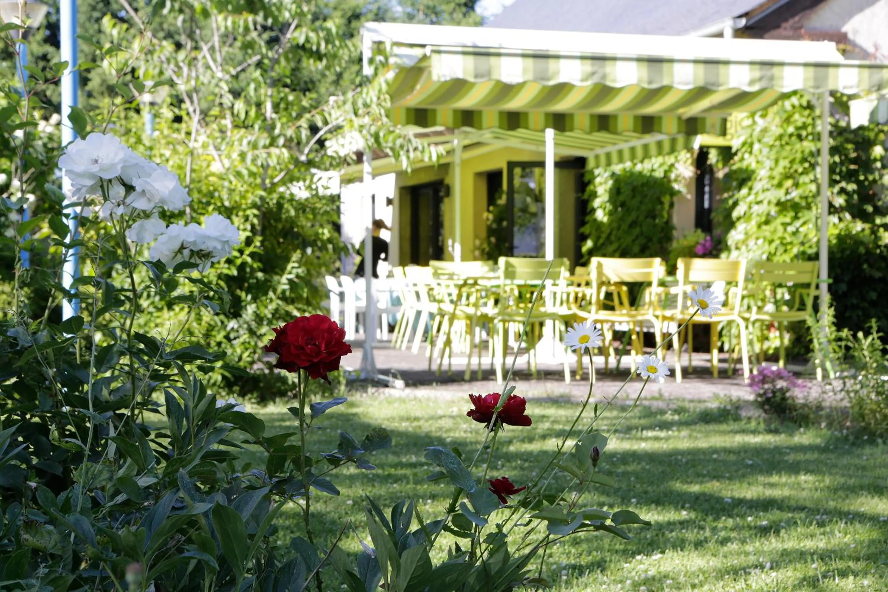 Garden in Logis Auberge du Barrez