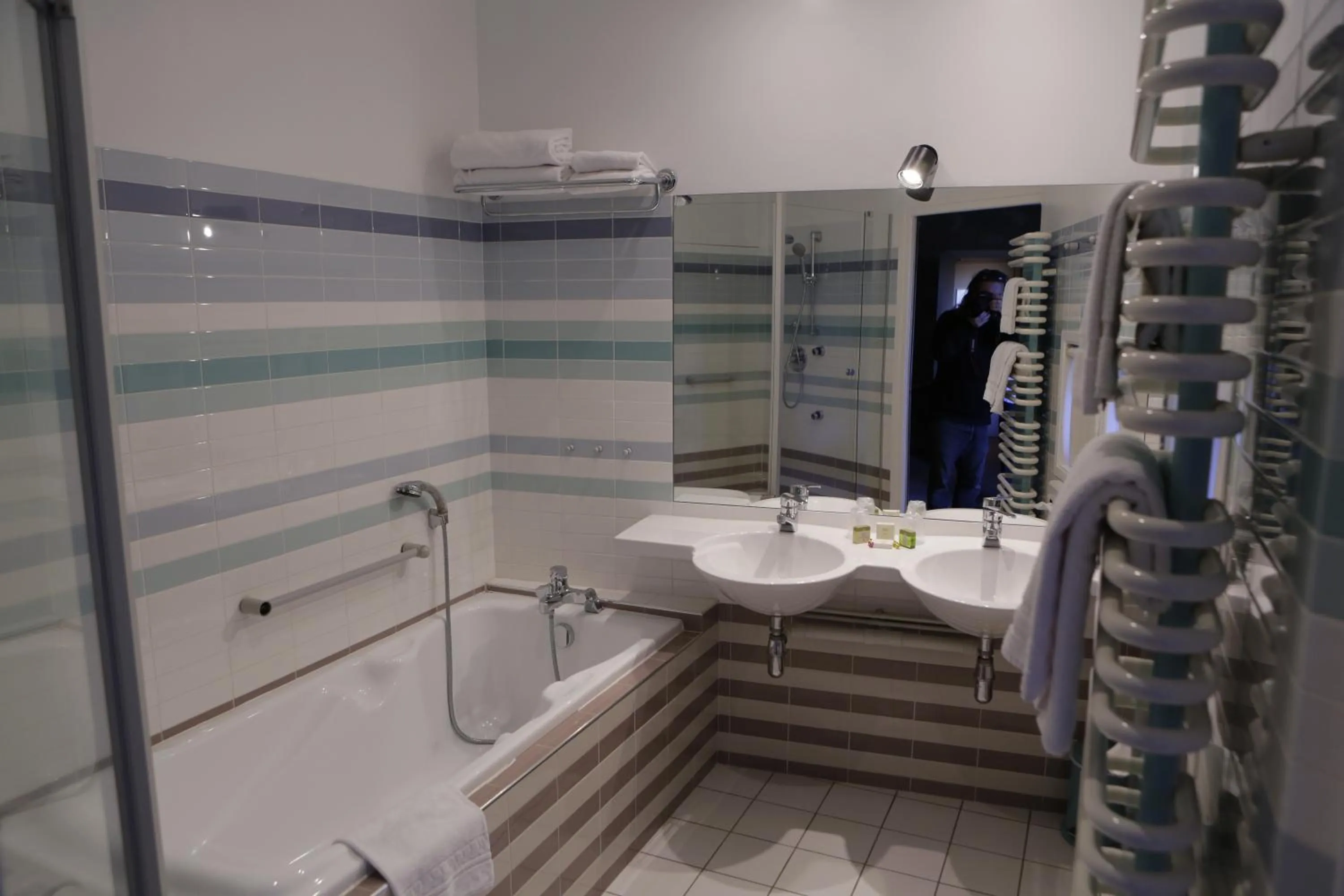 Shower in Logis Auberge du Barrez