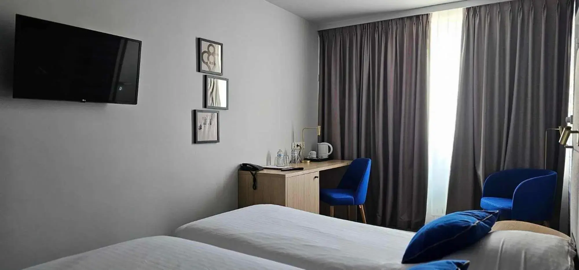 TV and multimedia, Bed in Hotel Les 3 Cles TV and multimedia, Bed in Hotel Les 3 Cles