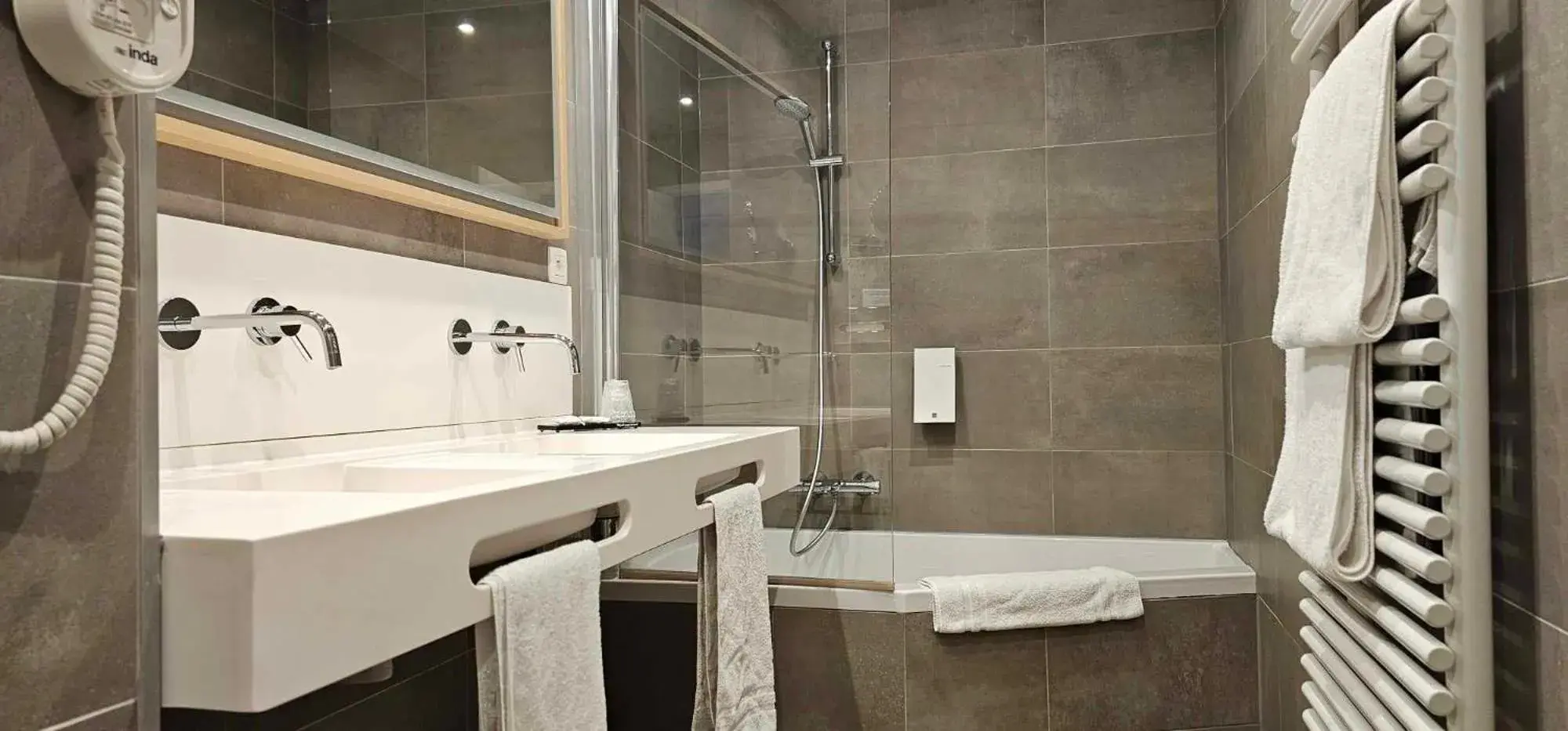 Superior Twin Room in Hotel Les 3 Cles Superior Twin Room in Hotel Les 3 Cles