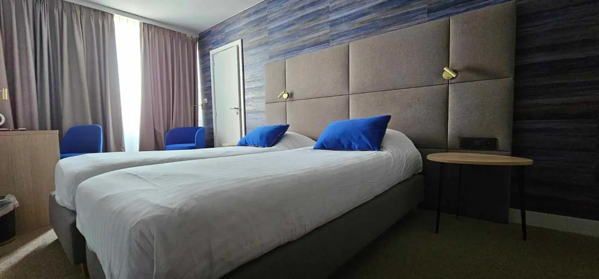 Bed in Hotel Les 3 Cles Bed in Hotel Les 3 Cles