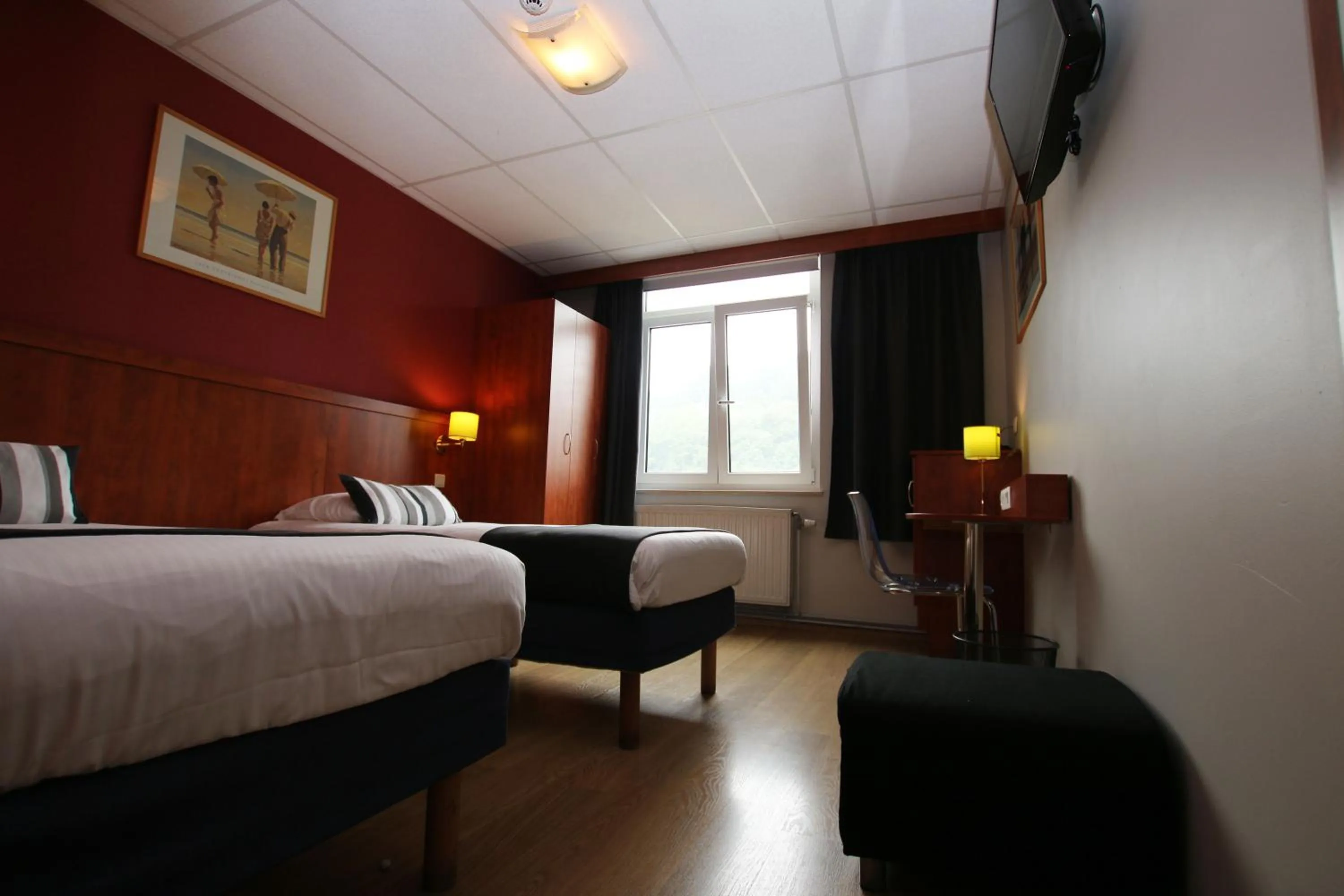 Photo of the whole room, Bed in Hôtel de l'Univers Liège