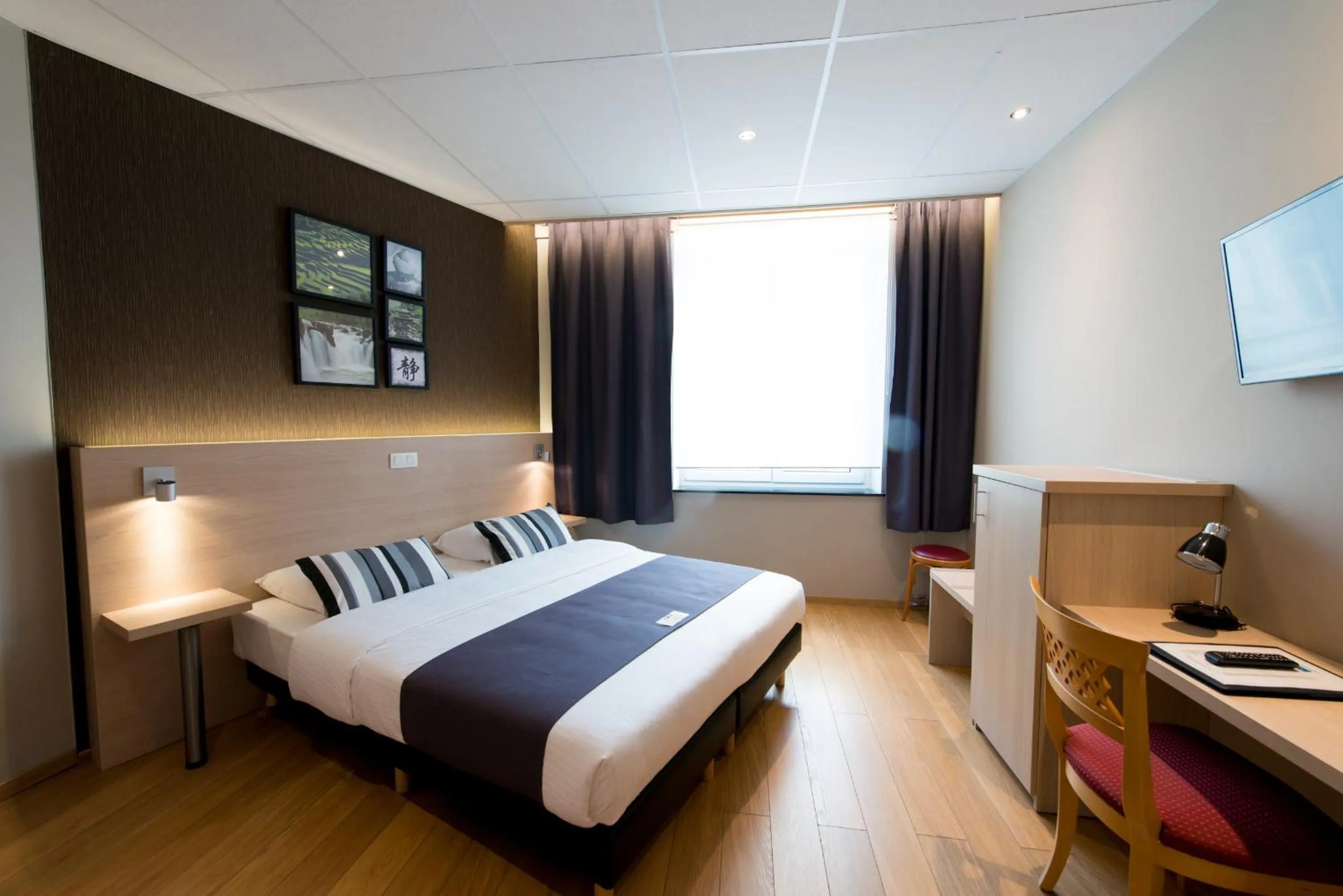 Photo of the whole room, Bed in Hôtel de l'Univers Liège