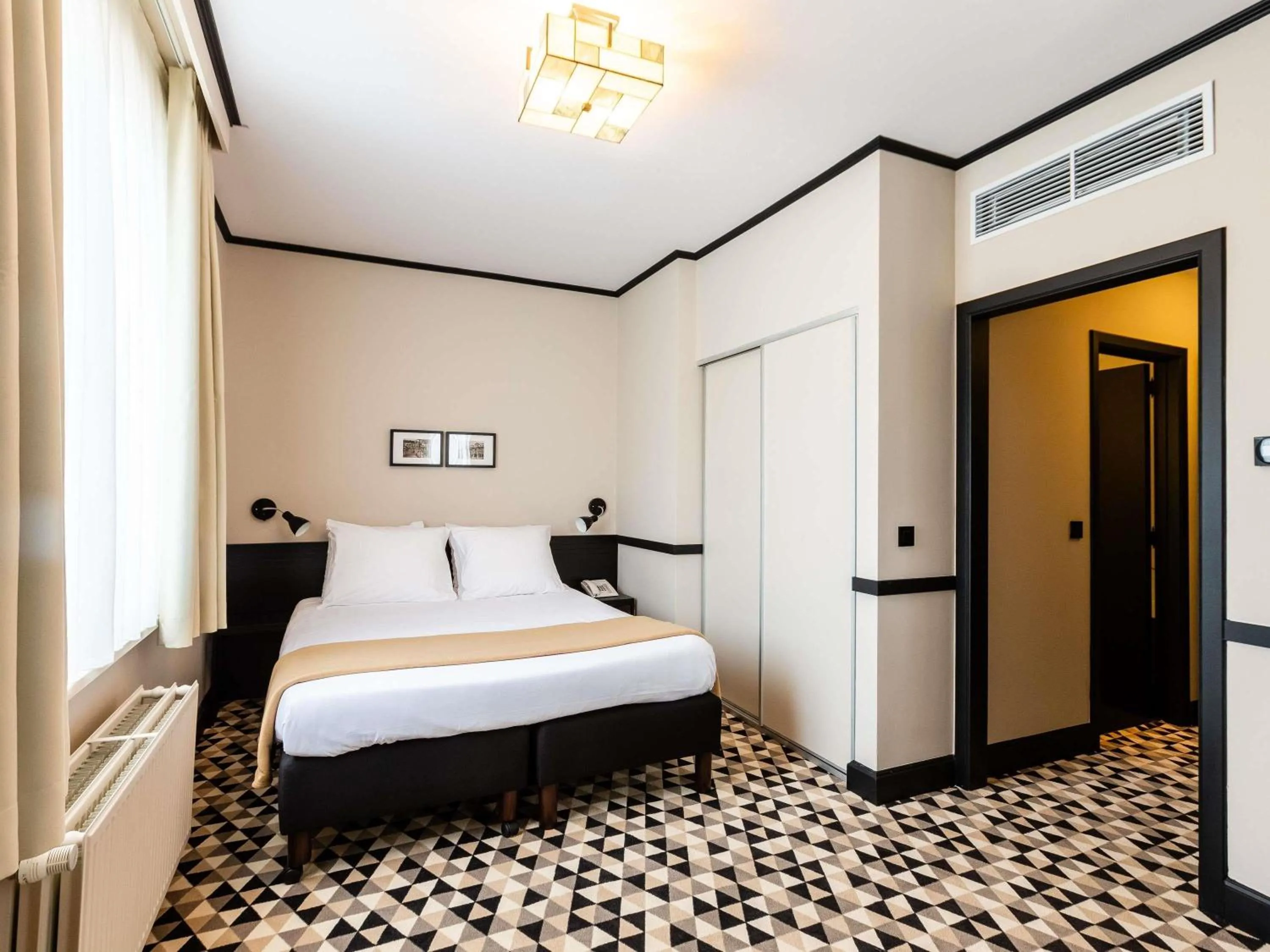 Bedroom, Bed in Hotel des Colonies Brussels by Mercure