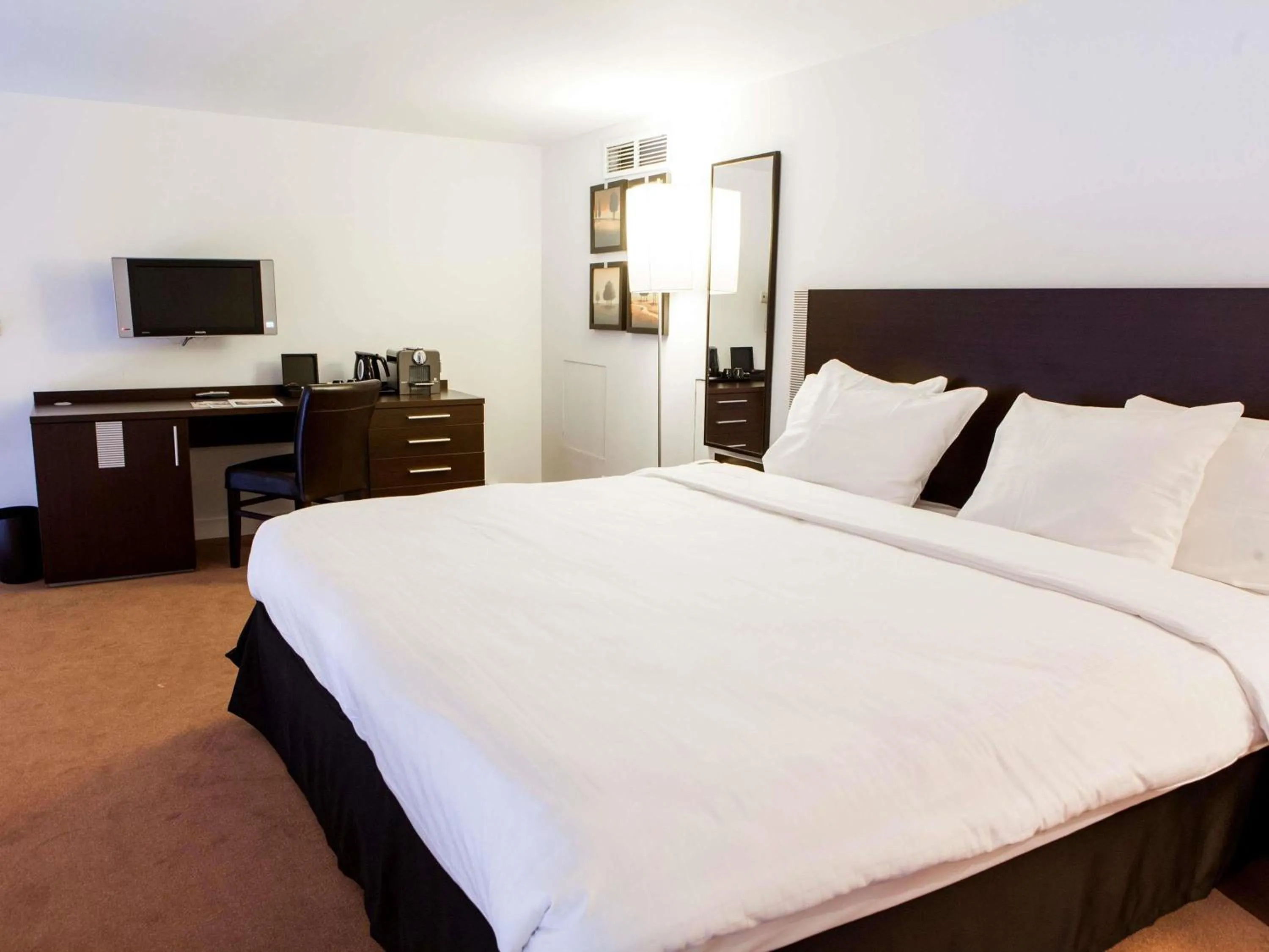 Bedroom, Bed in Hotel des Colonies Brussels by Mercure