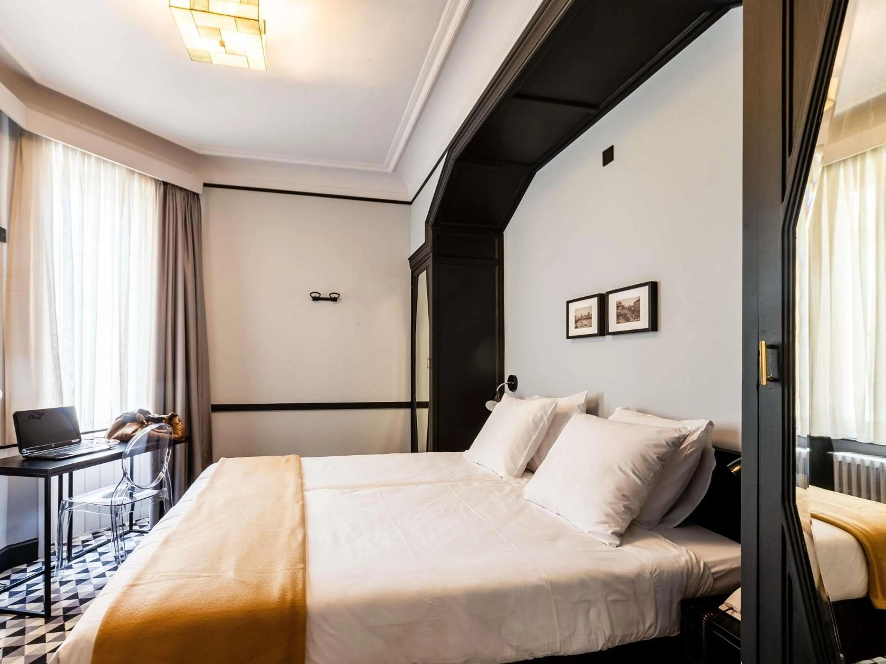Bedroom, Bed in Hotel des Colonies Brussels by Mercure