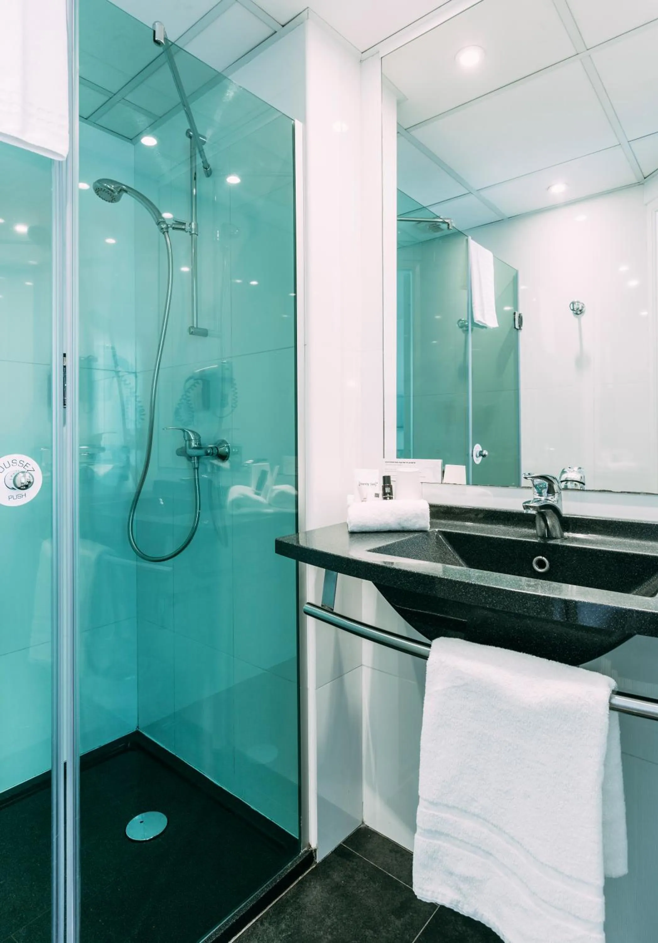 Bathroom in Escale Oceania Marseille Vieux Port