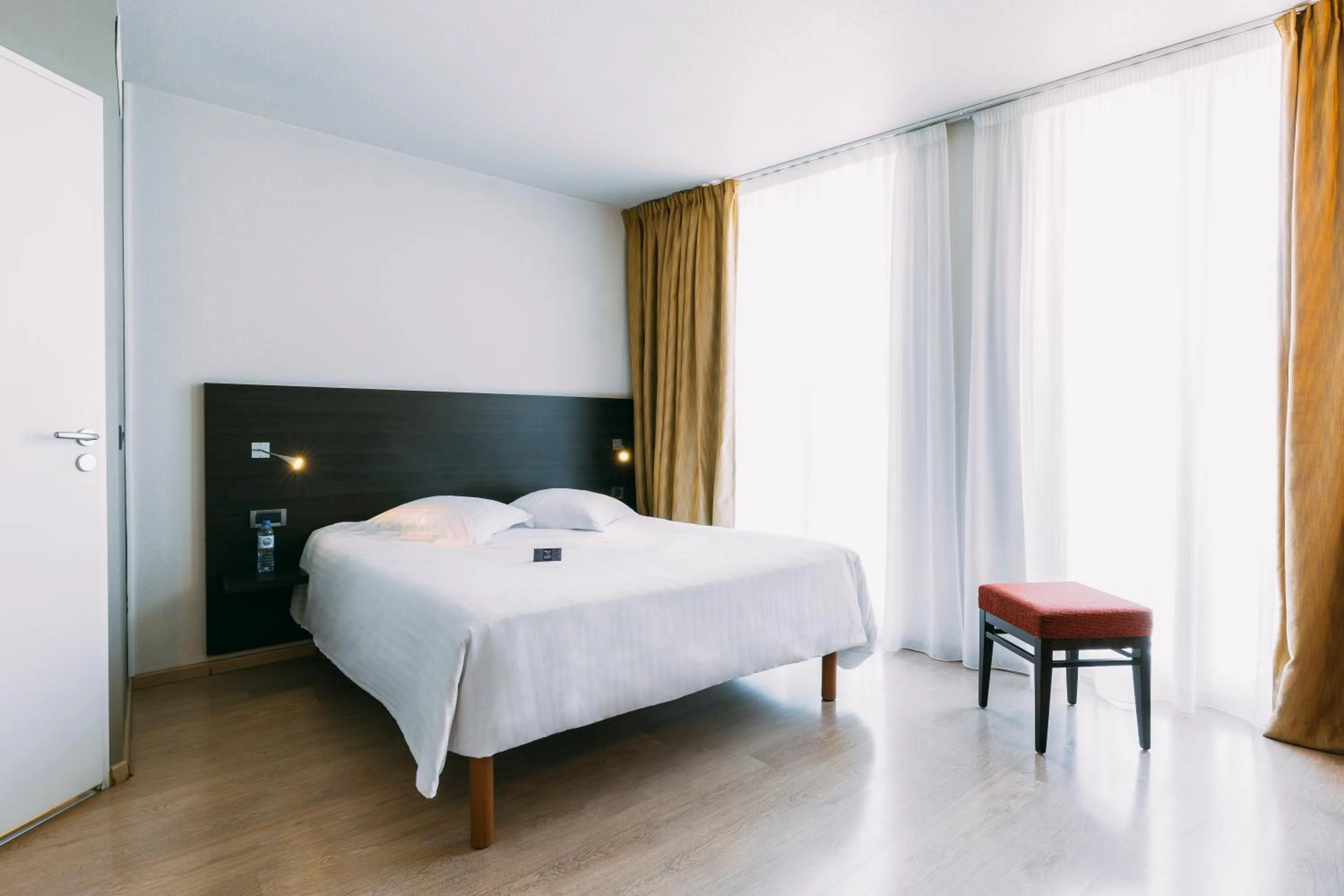 Photo of the whole room, Bed in Escale Oceania Marseille Vieux Port