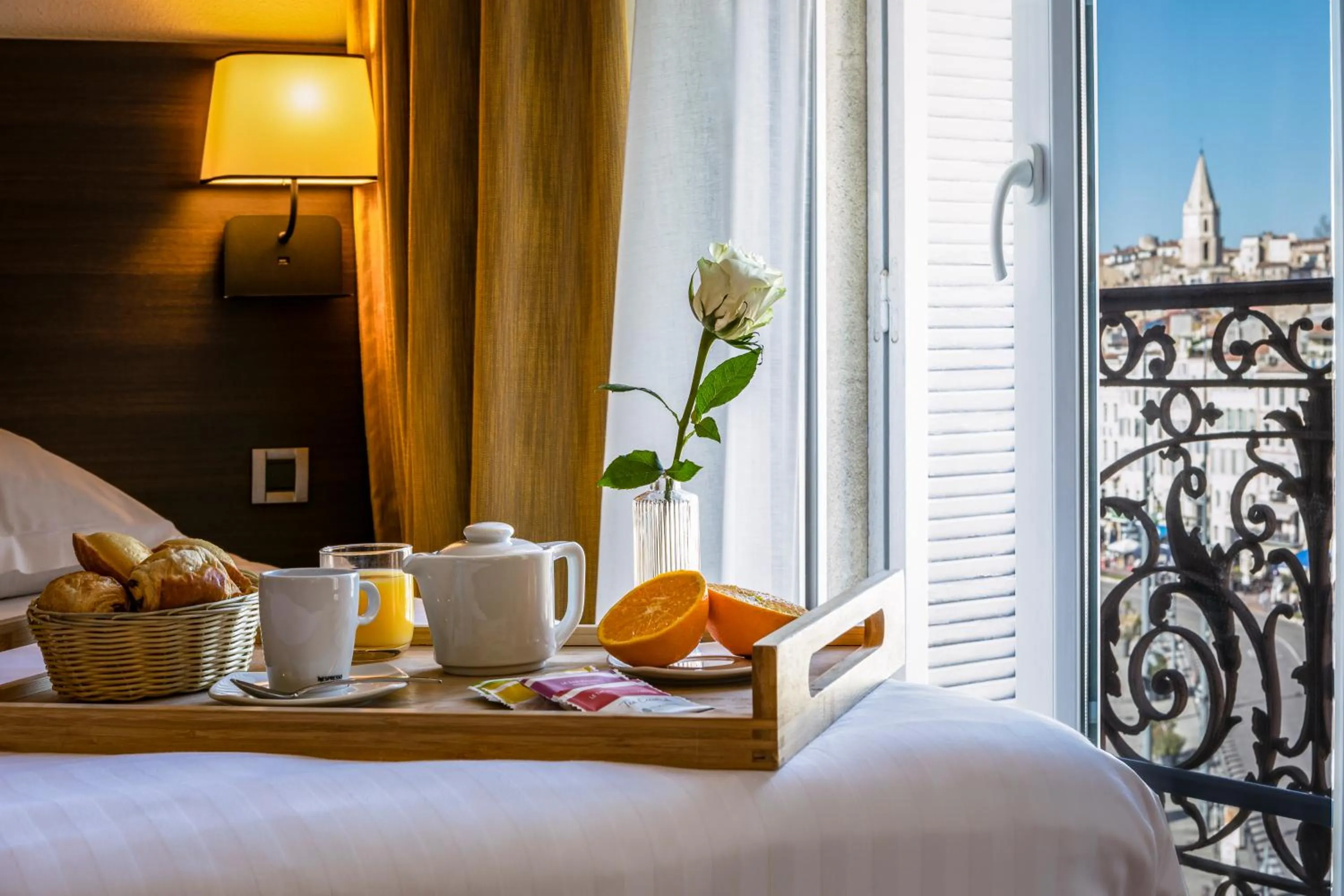 Bed in Escale Oceania Marseille Vieux Port