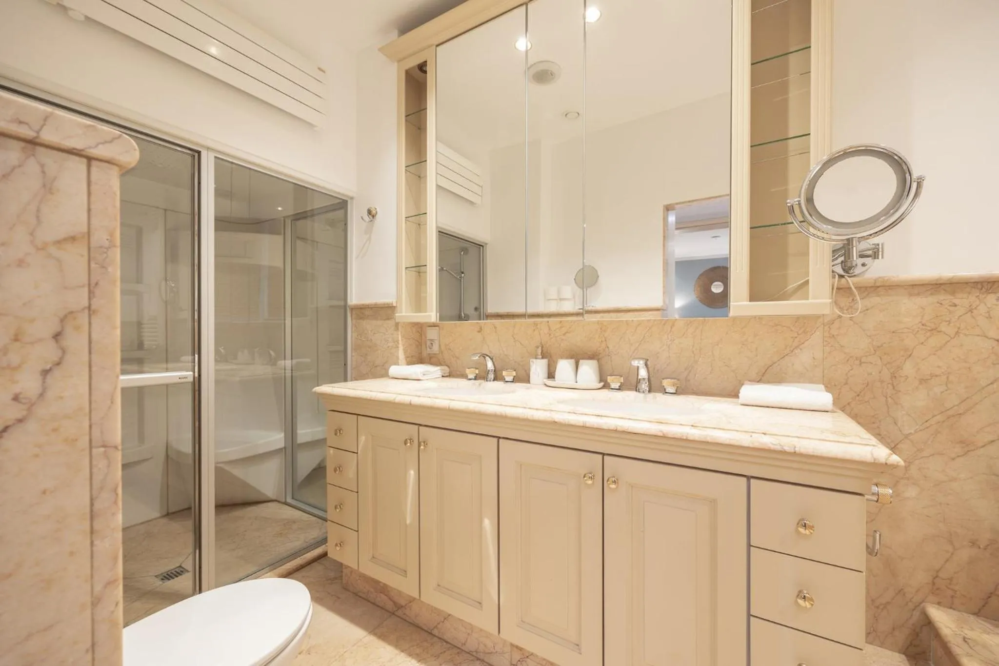 Bathroom in Leonardo Hotel Antwerp The Plaza