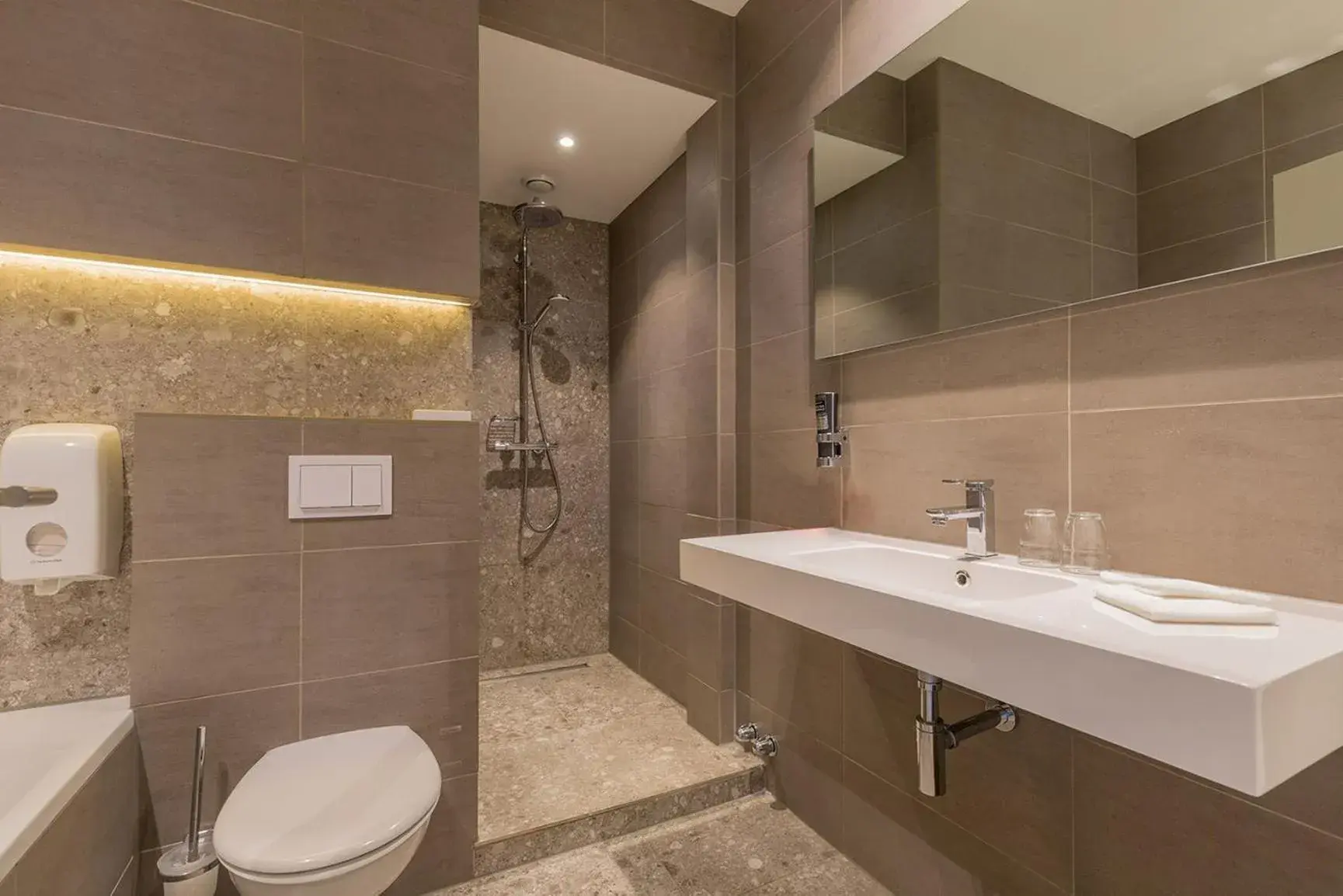 Deluxe Twin Room in Leonardo Hotel Antwerp The Plaza Deluxe Twin Room in Leonardo Hotel Antwerp The Plaza