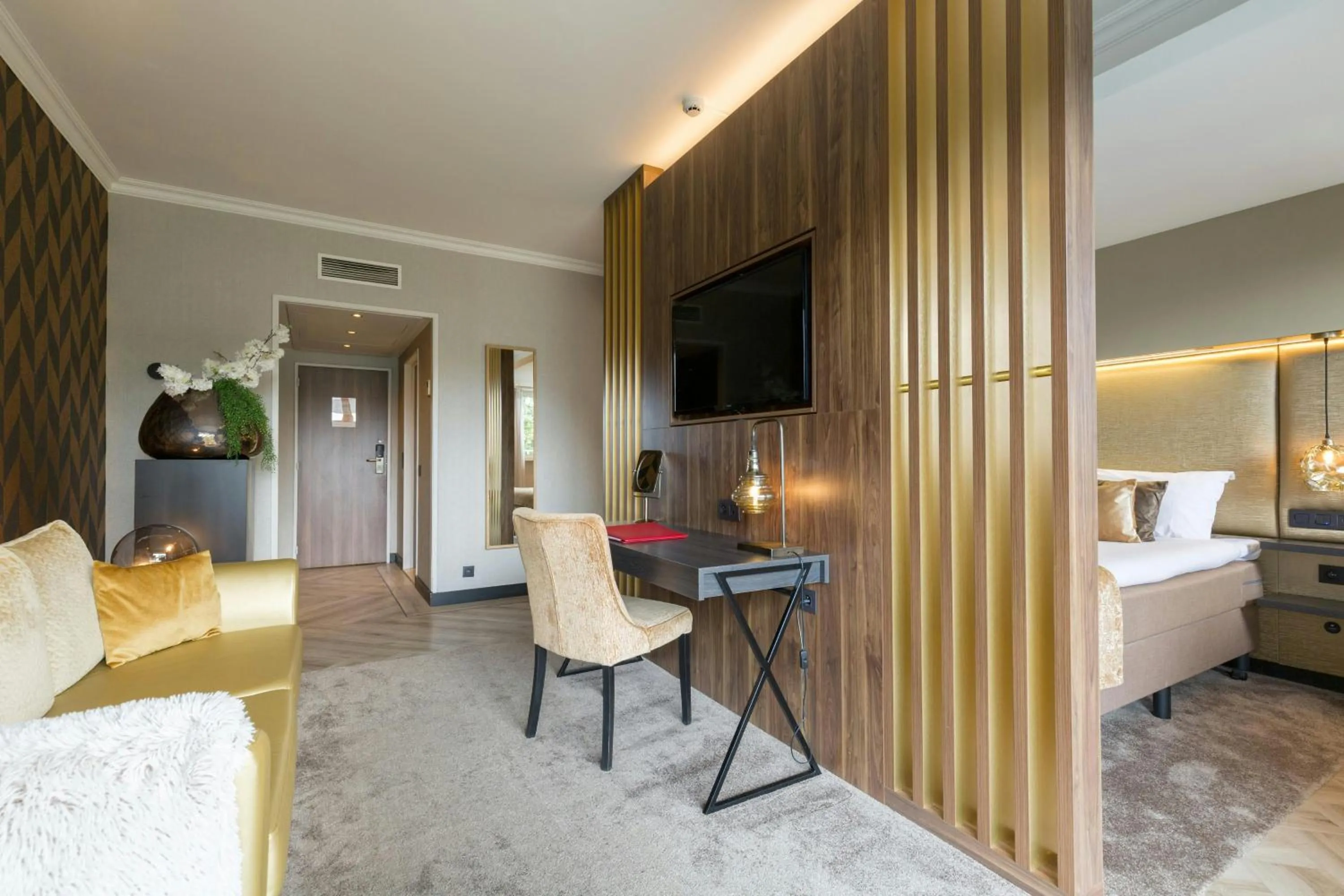 Photo of the whole room, Bed in Leonardo Hotel Antwerp The Plaza