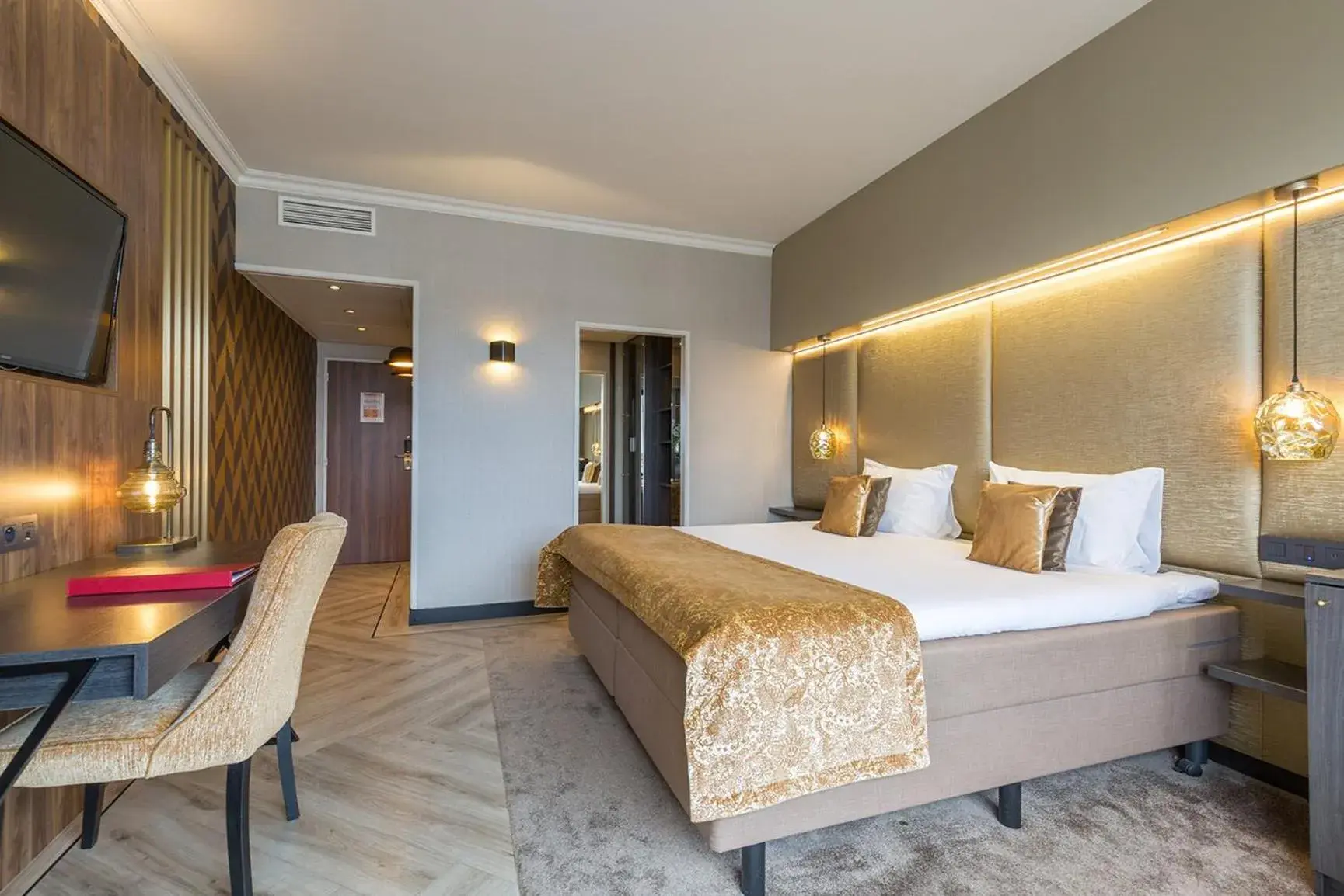 Photo of the whole room, Bed in Leonardo Hotel Antwerp The Plaza Photo of the whole room, Bed in Leonardo Hotel Antwerp The Plaza