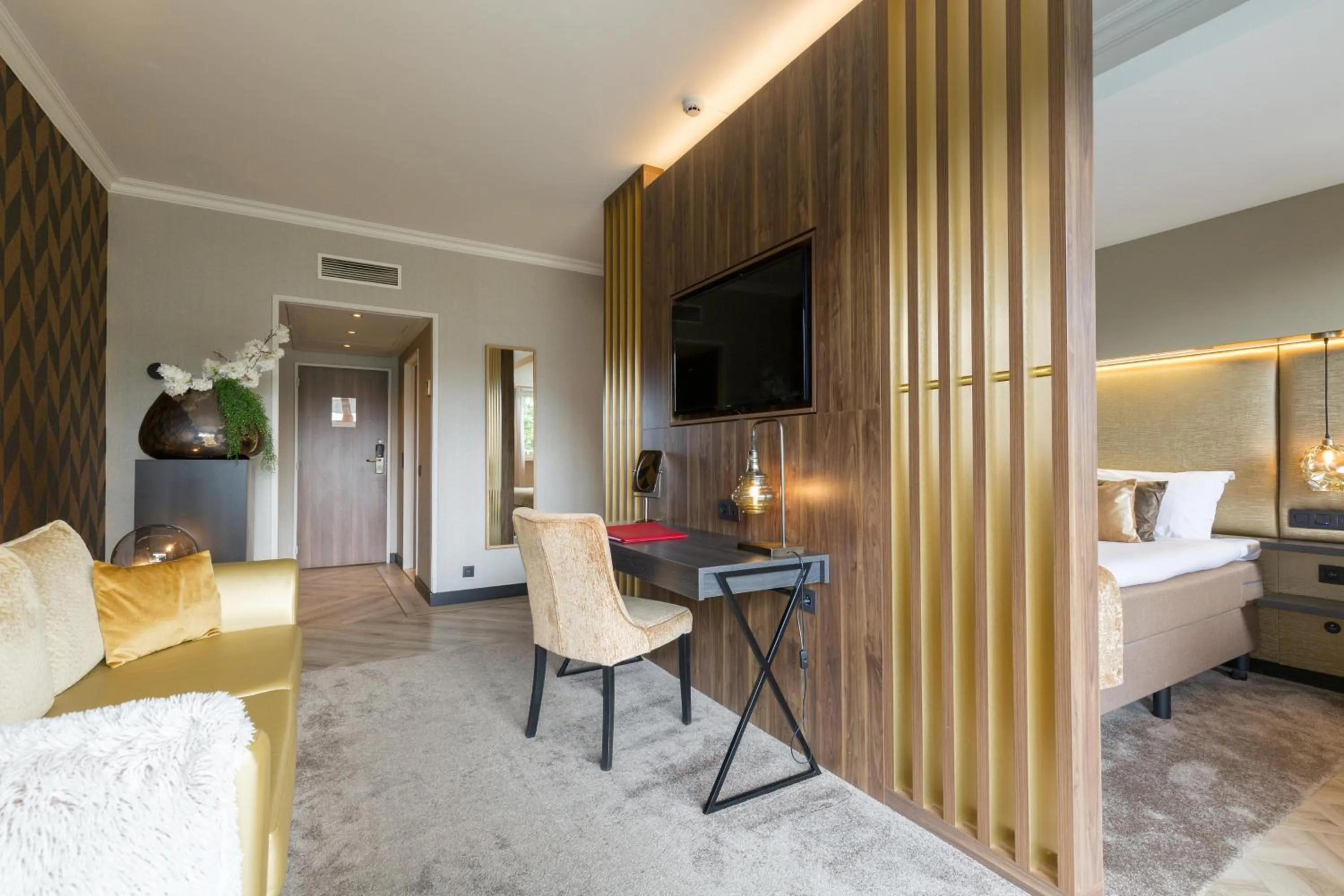 Photo of the whole room, Bed in Leonardo Hotel Antwerp The Plaza