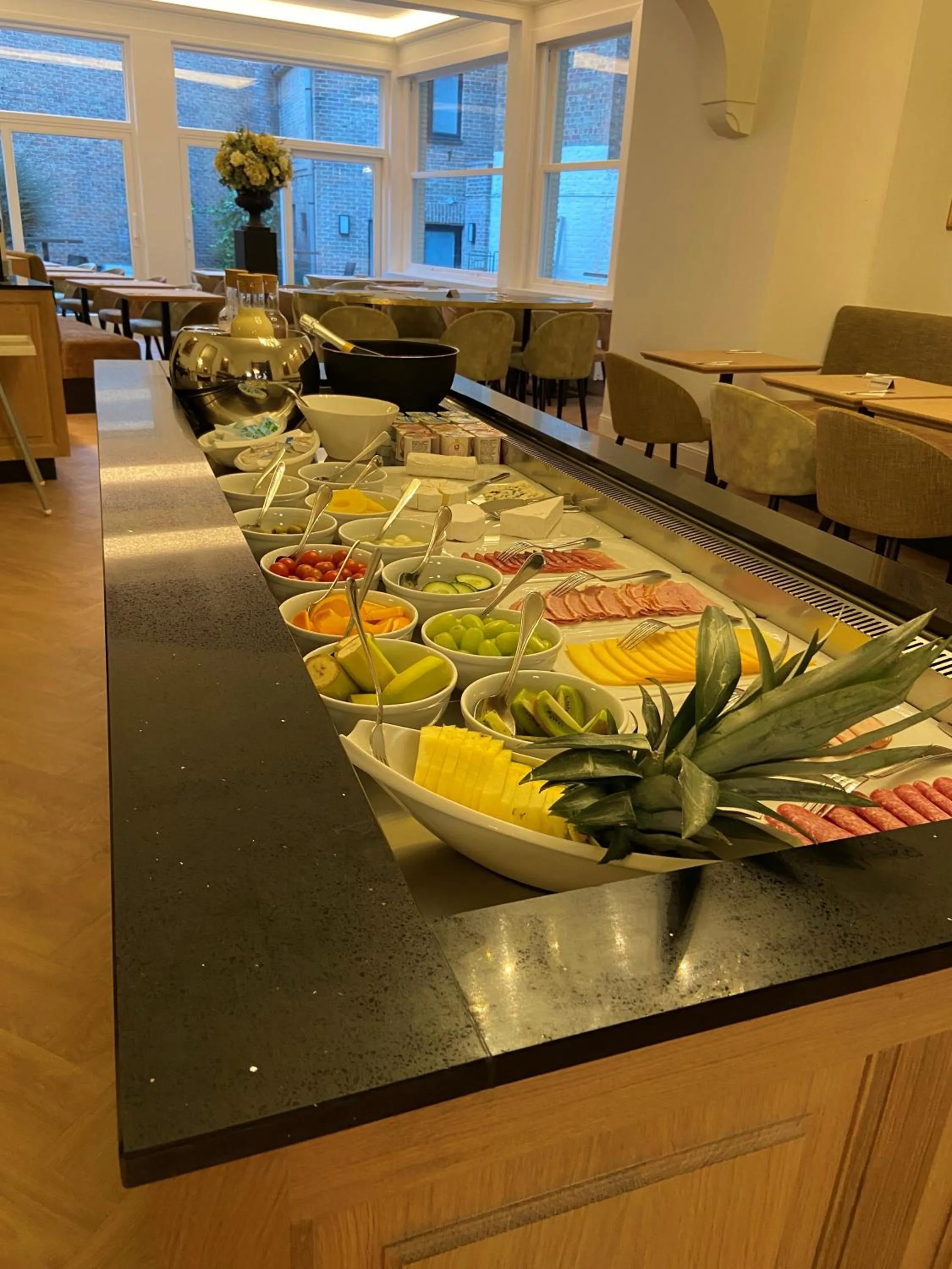 Buffet breakfast in Hotel du Théâtre