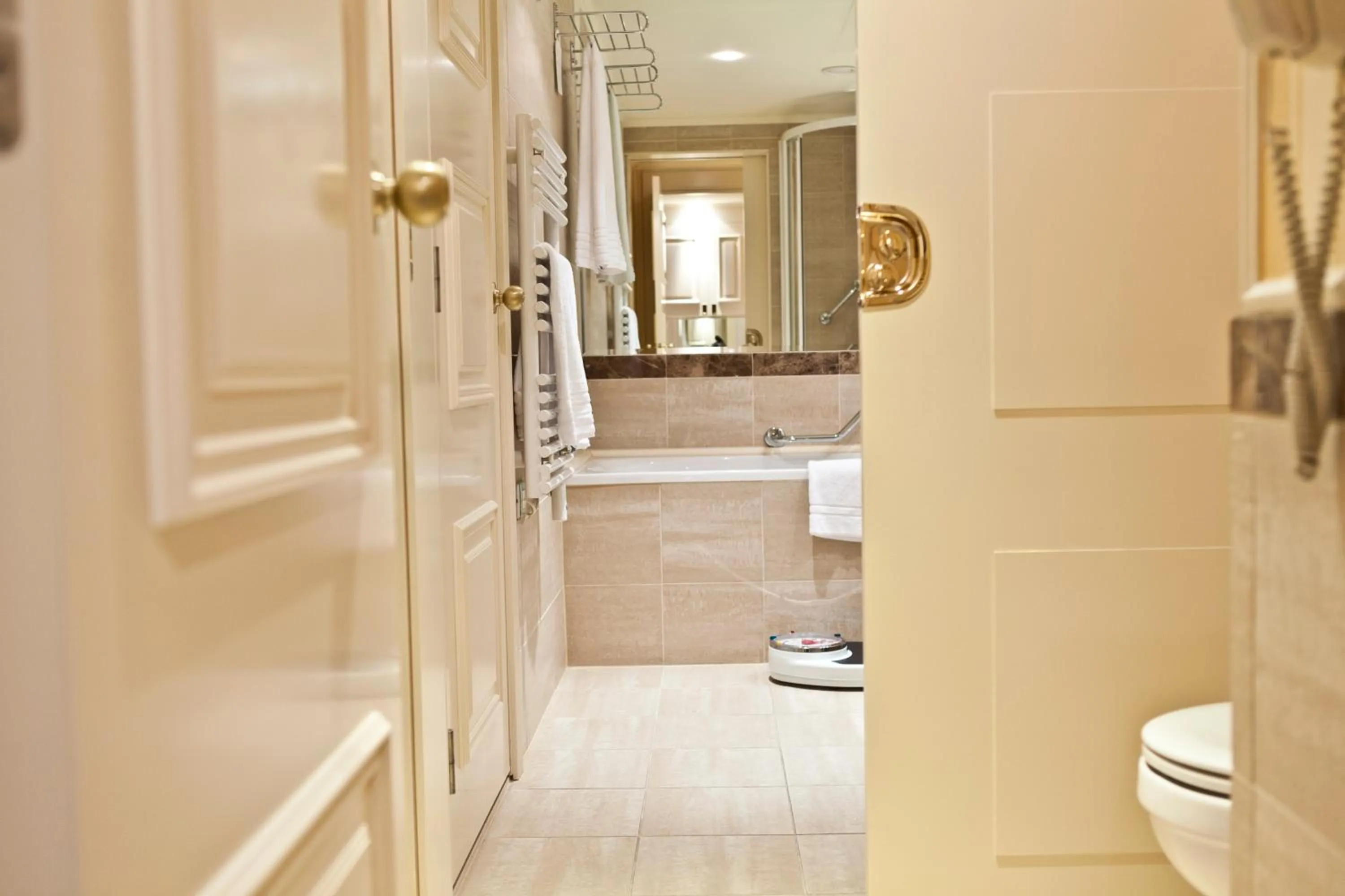 Toilet in Hotel Le Châtelain