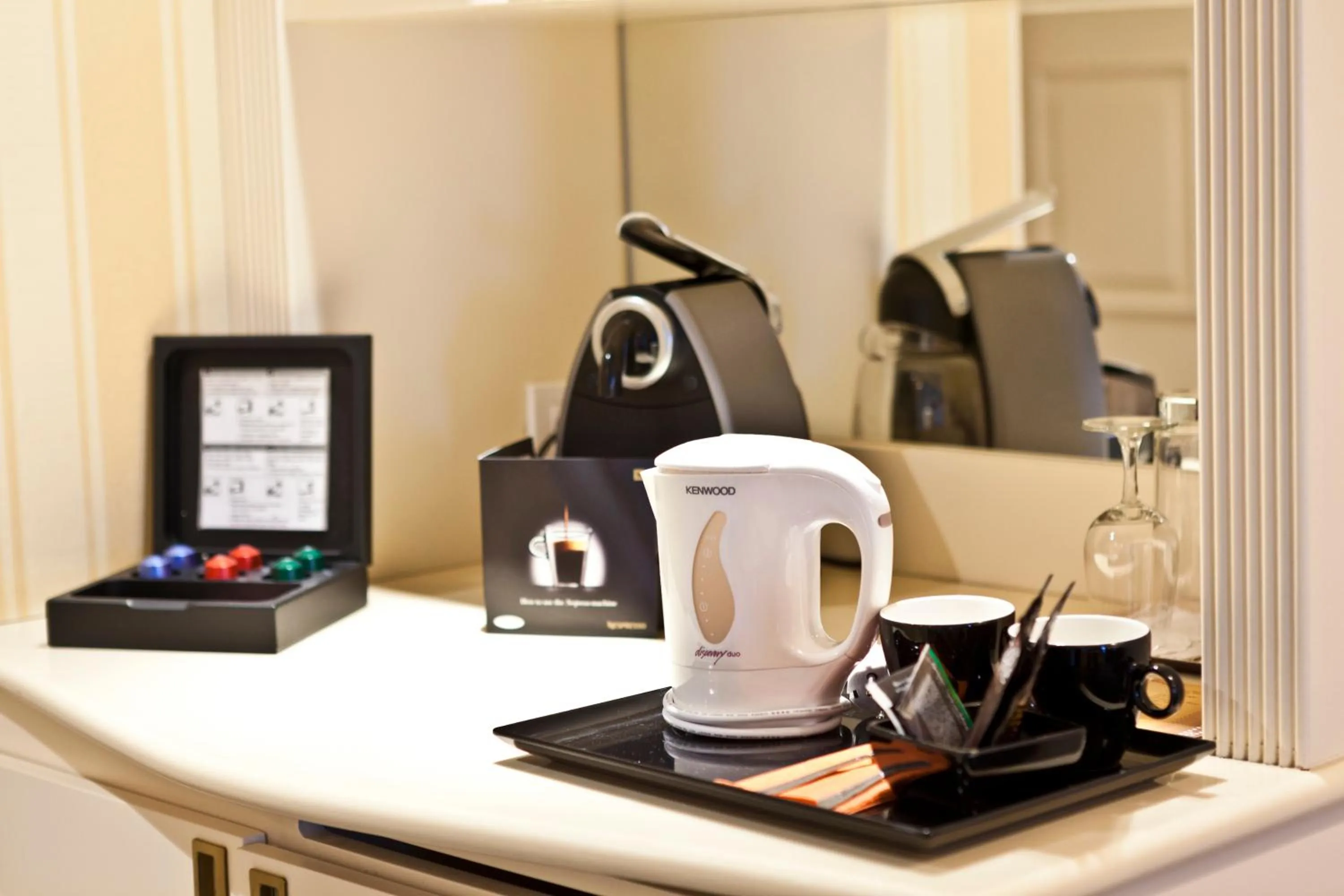 Coffee/tea facilities in Hotel Le Châtelain