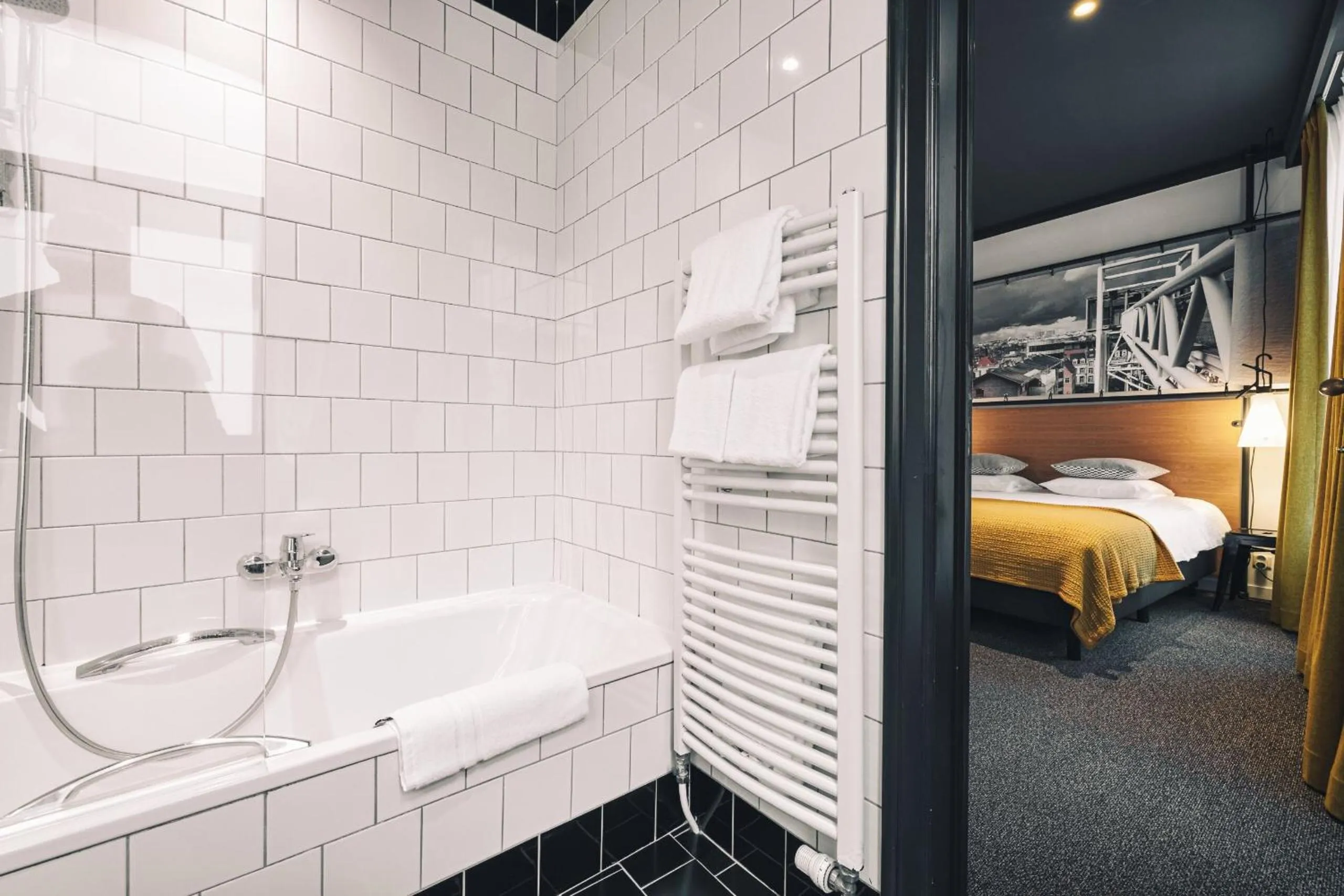 Bathroom, Bed in Zoom Hotel