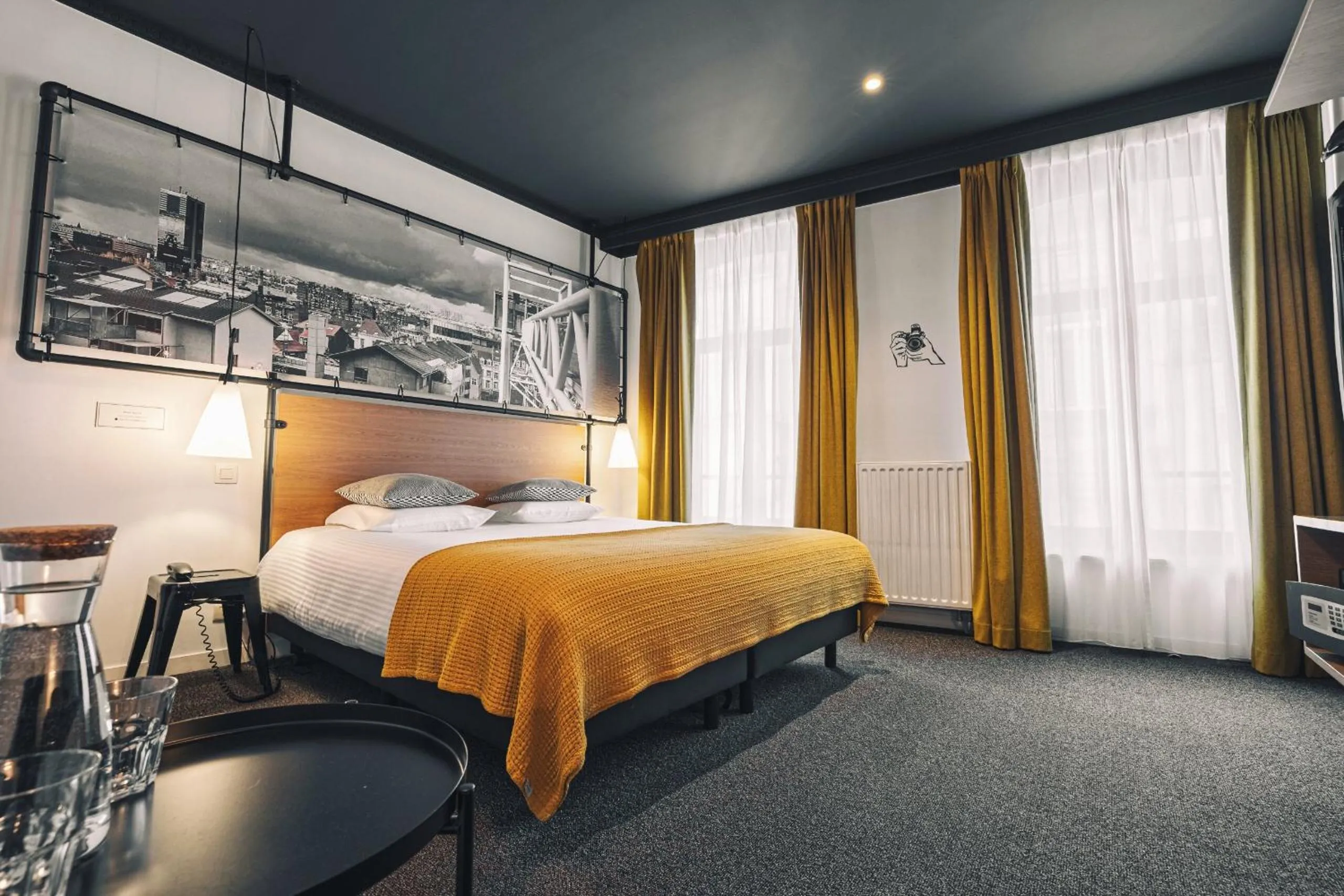 Bedroom, Bed in Zoom Hotel