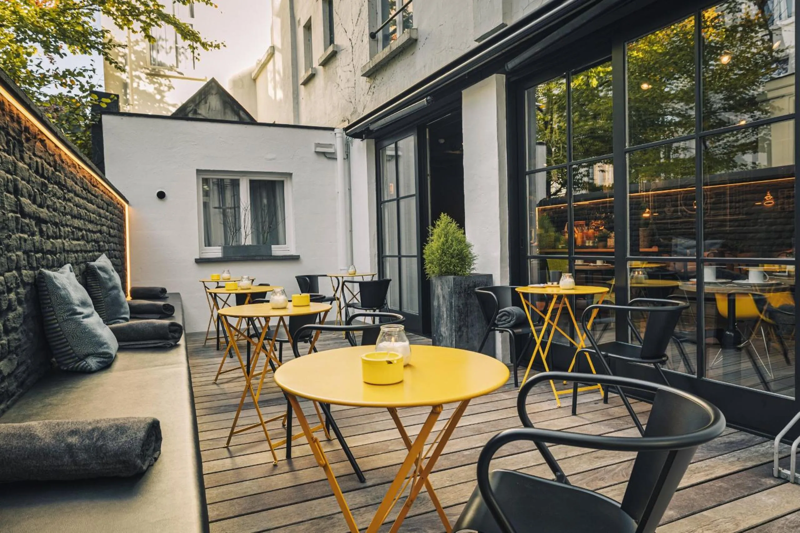 Restaurant/places to eat in Zoom Hotel