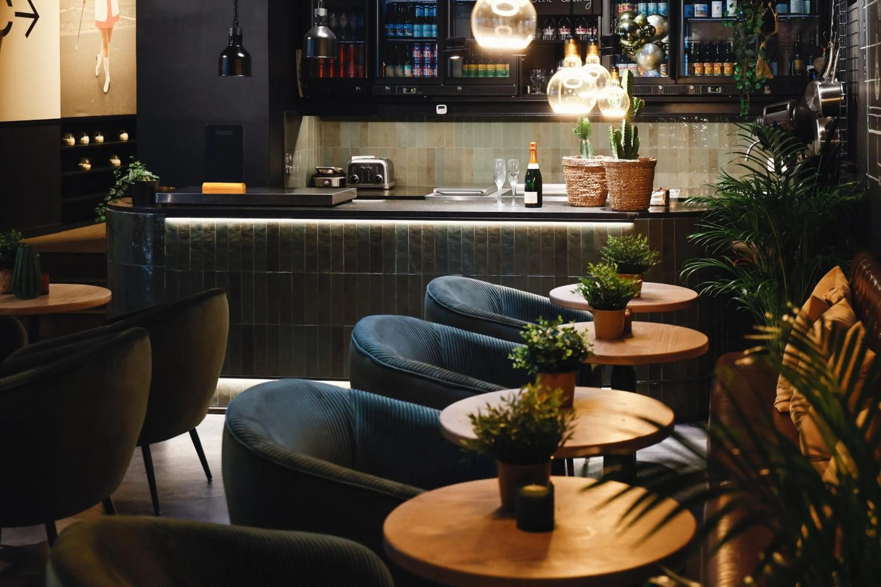 Restaurant/places to eat in Zoom Hotel