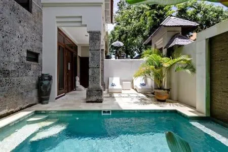 Swimming pool in Villa Tiah