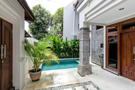 Pool view in Villa Tiah