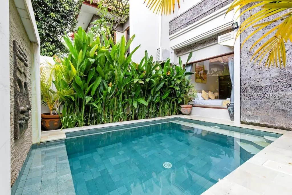 Swimming pool in Villa Tiah