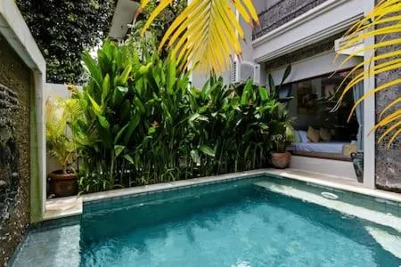 Swimming pool in Villa Tiah