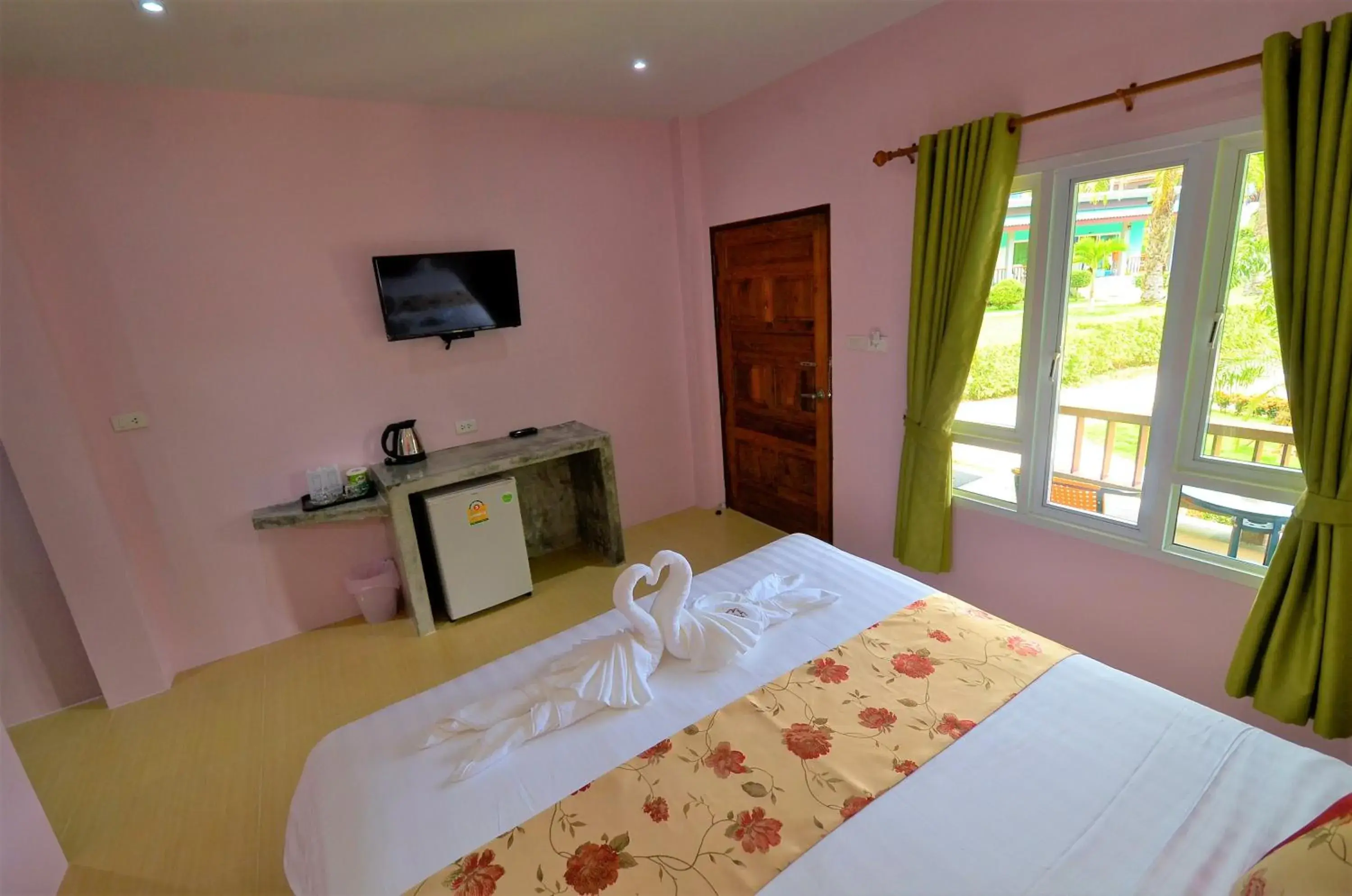 Bedroom, TV/Entertainment Center in tum mai kaew resort (SHA Extra Plus)