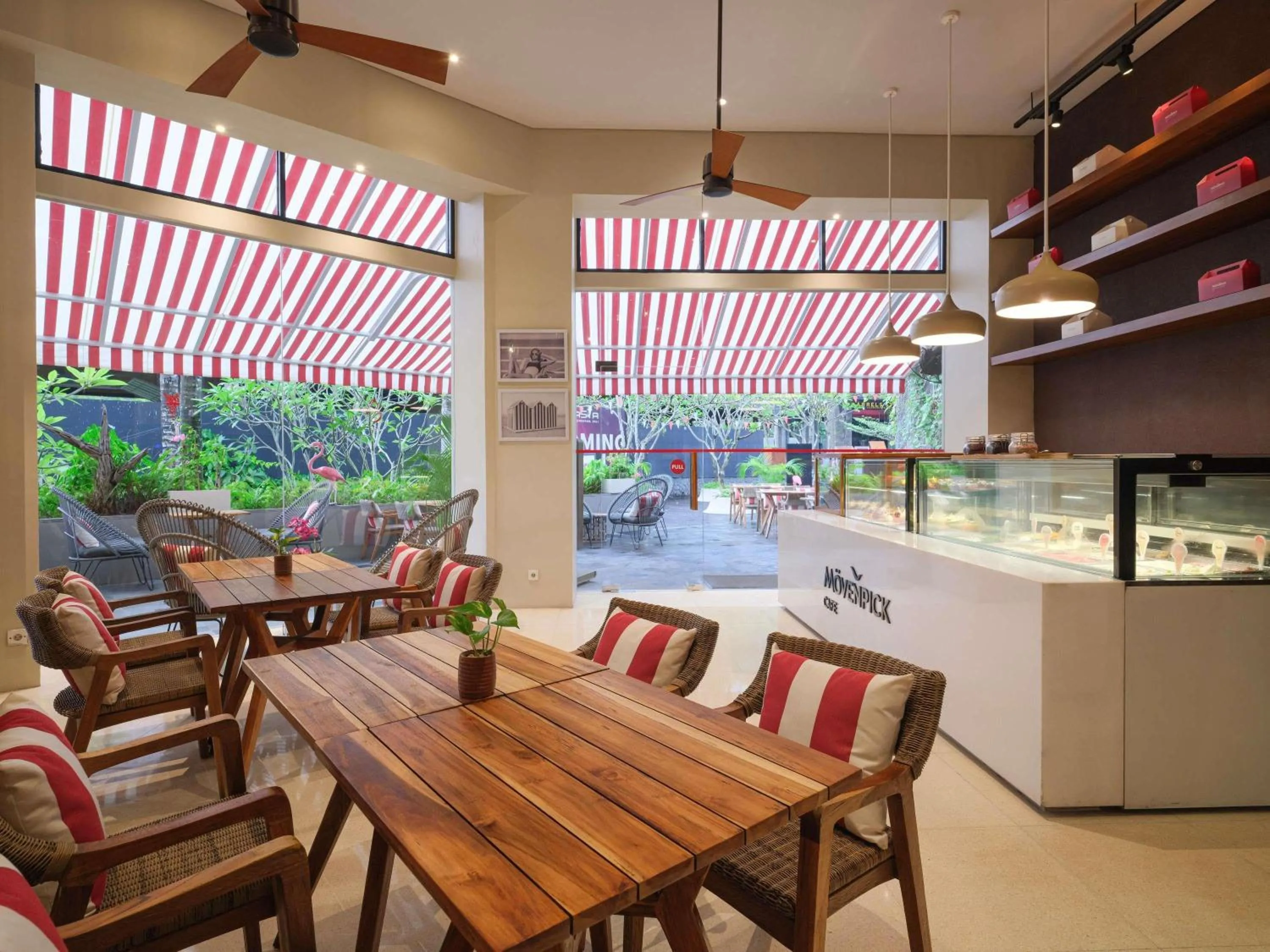 Lounge or bar in Mövenpick Resort & Spa Jimbaran Bali