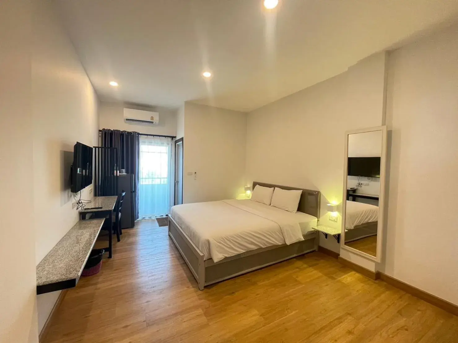 Photo of the whole room, Bed in Chonlapruk Lakeside Hotel Photo of the whole room, Bed in Chonlapruk Lakeside Hotel