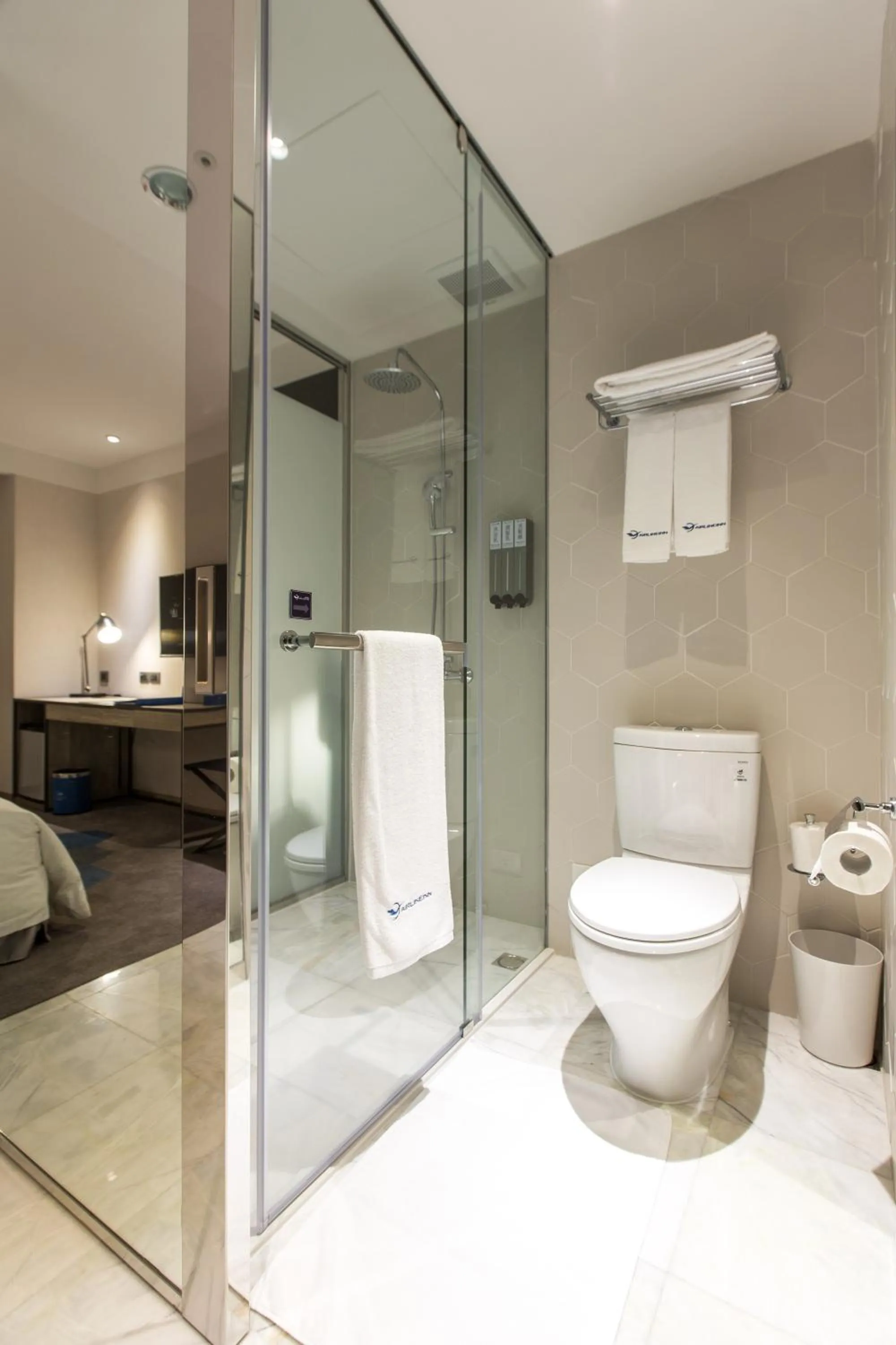 Toilet in Airline Inn - Kaohsiung Station