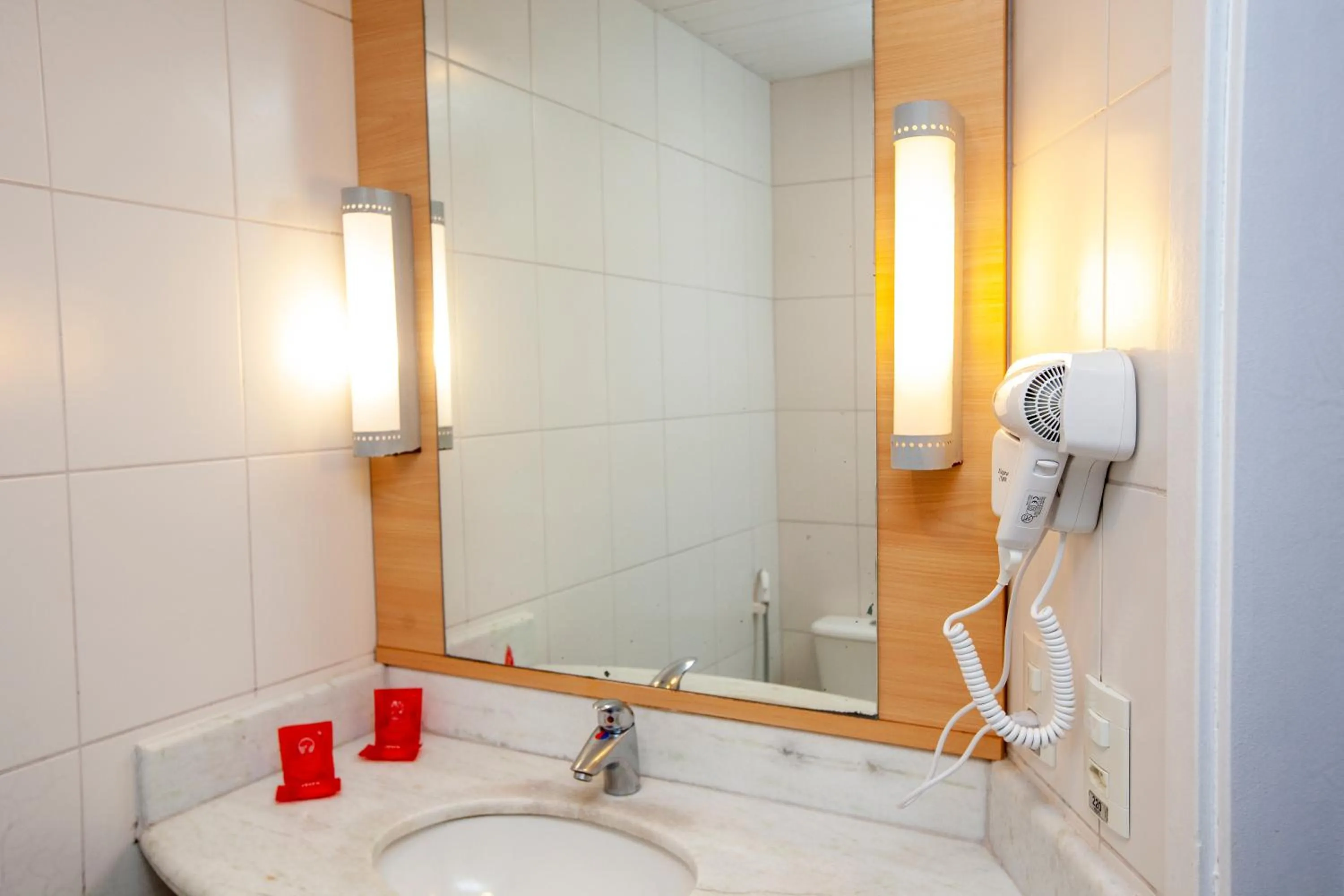 Bathroom in ibis Recife Boa Viagem