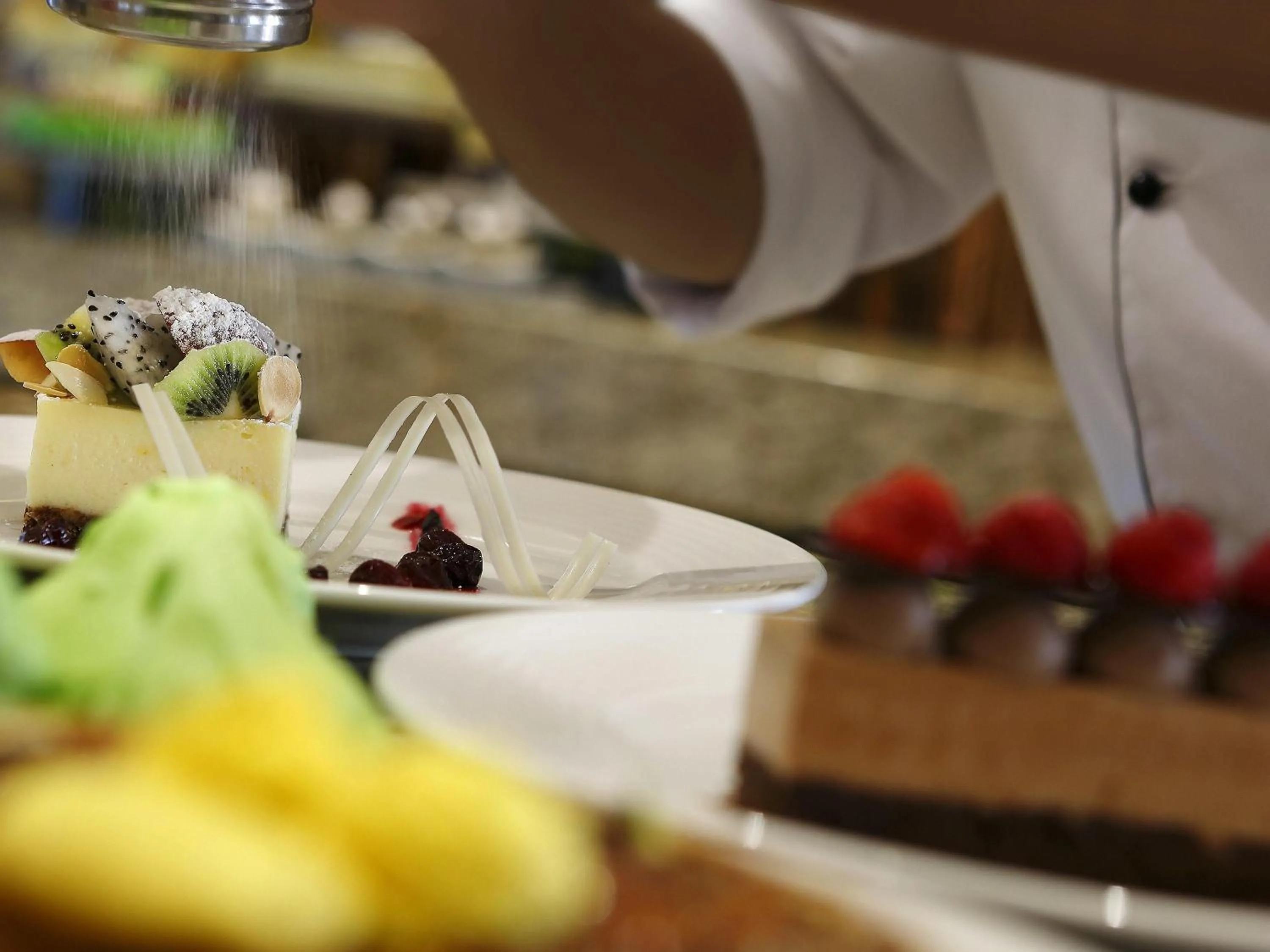 Restaurant/places to eat in Novotel Lucknow Gomti Nagar