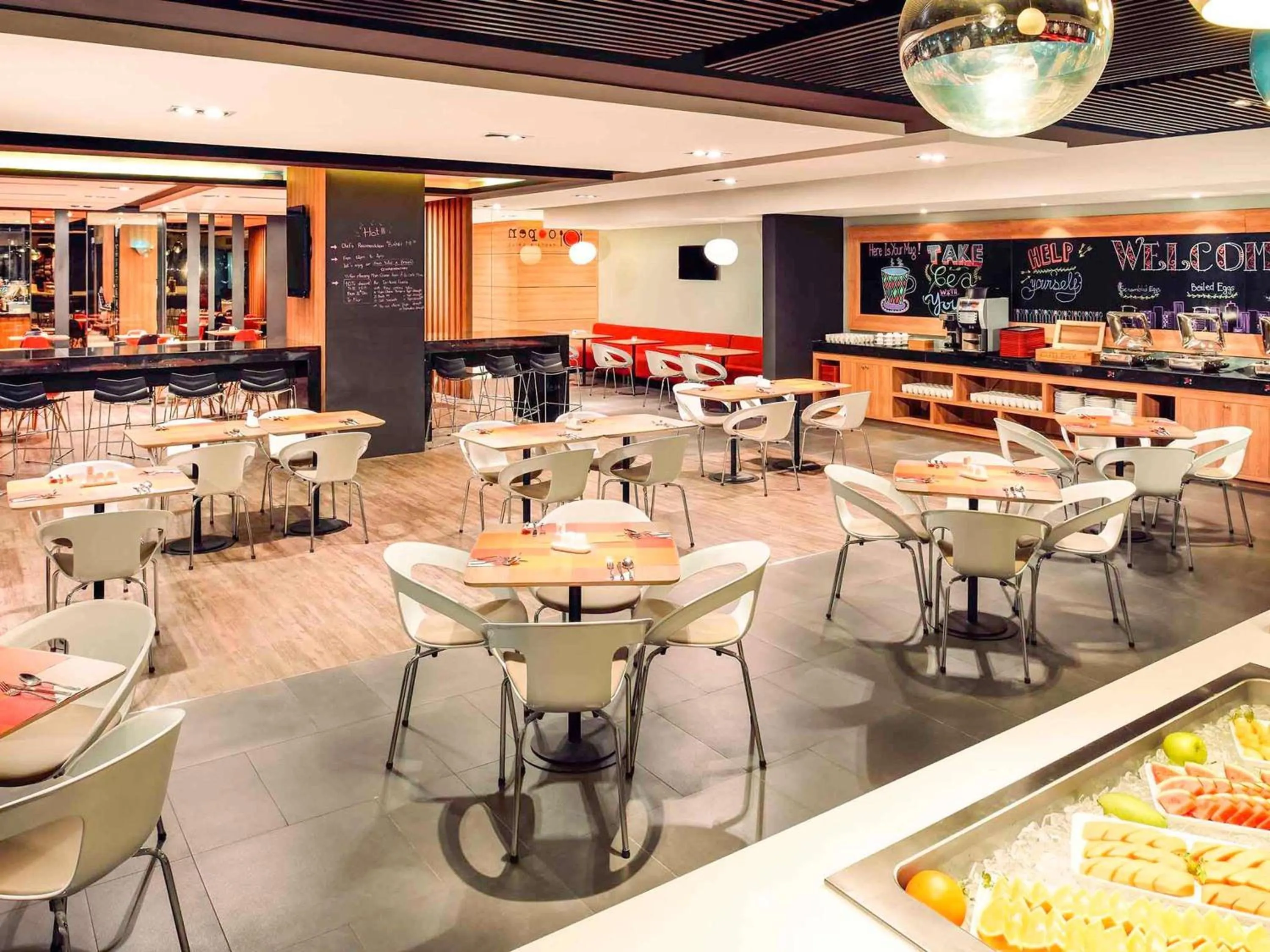 Restaurant/places to eat in Ibis Saigon Airport