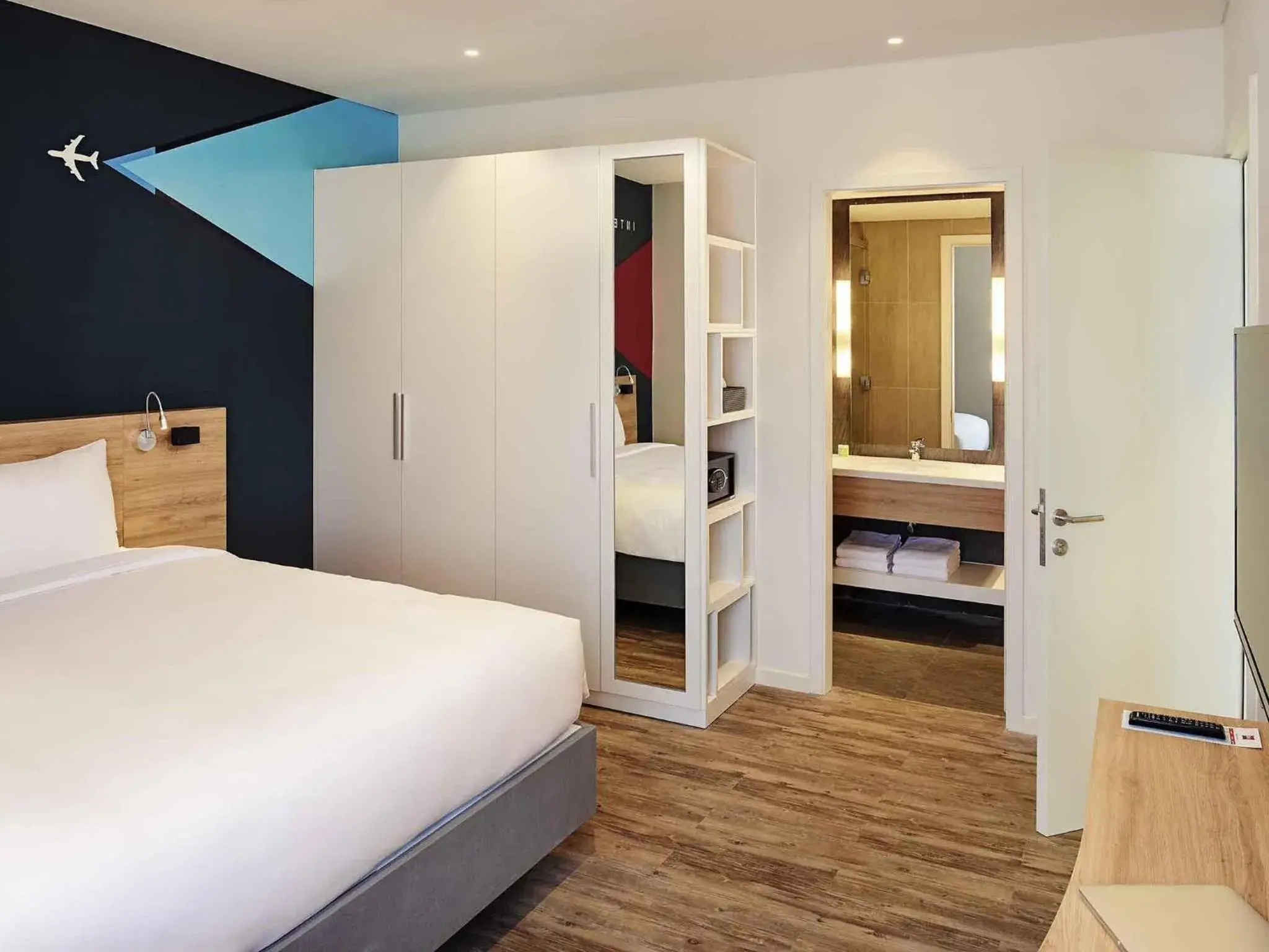 King Studio - Complimentary Round-trip Transfer to International Terminal upon request in Ibis Saigon Airport King Studio - Complimentary Round-trip Transfer to International Terminal upon request in Ibis Saigon Airport